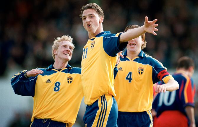 Parallellt med spel i A-landslaget representerade Zlatan även U21-landslaget. Här har han gjort mot mot Moldavien i juni 2001 och gratuleras av Christian "Chippen" Wilhelmsson och en delvis skymd Nils-Eric Johansson.