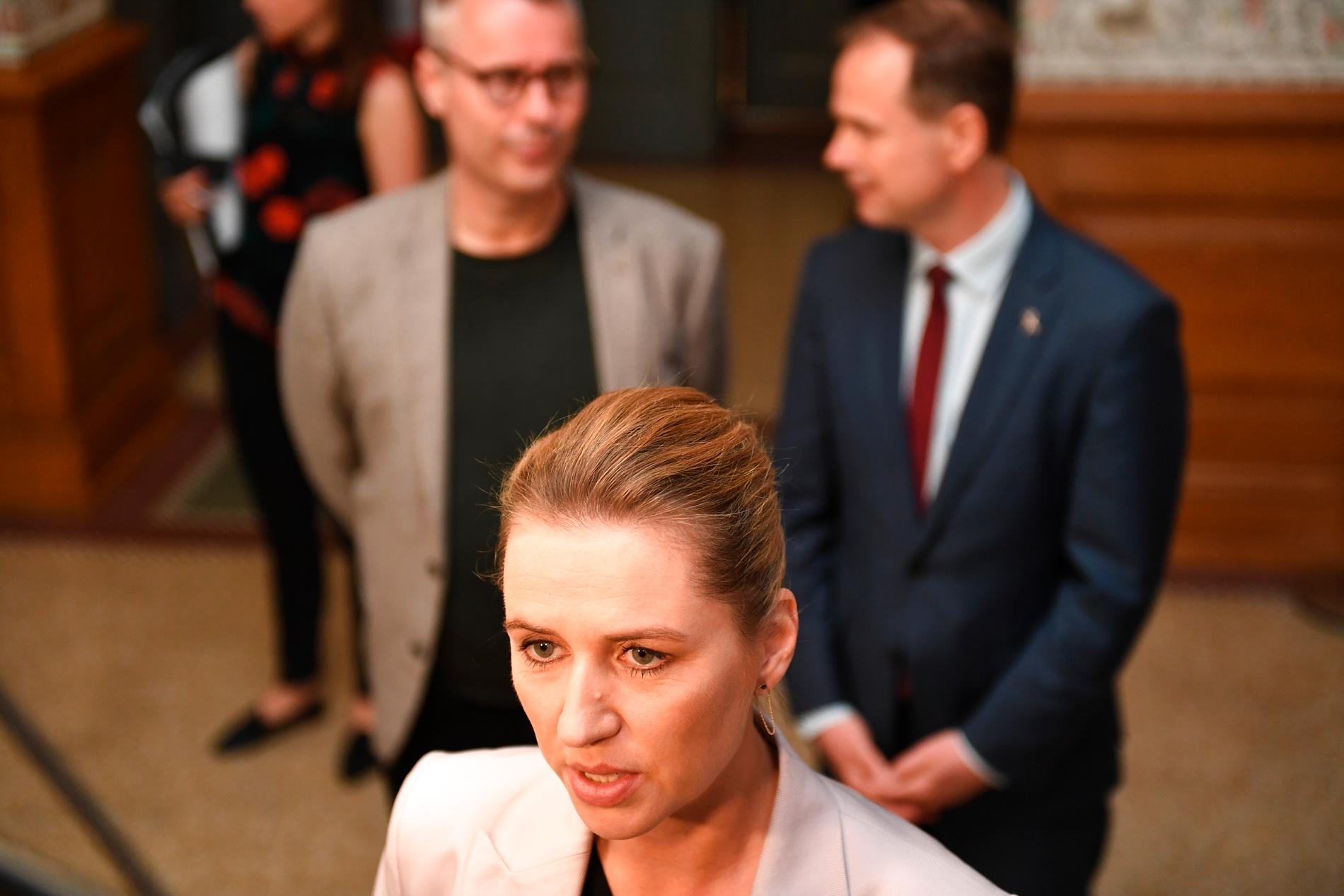 Socialdemokraternas partiledare Mette Frederiksen i förgrunden när regeringsförhandlingarna började på fredagen.