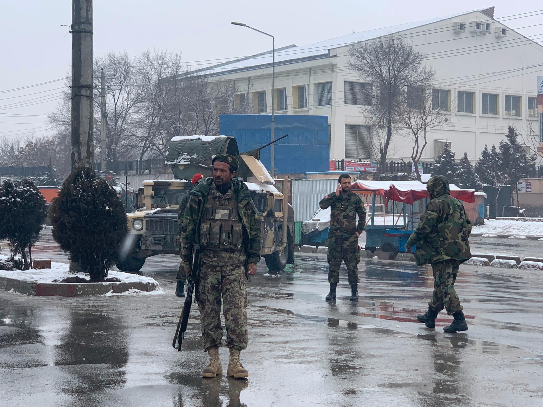 Soldater vid explosionsplatsen nära utbildningsanläggningen i Kabul.