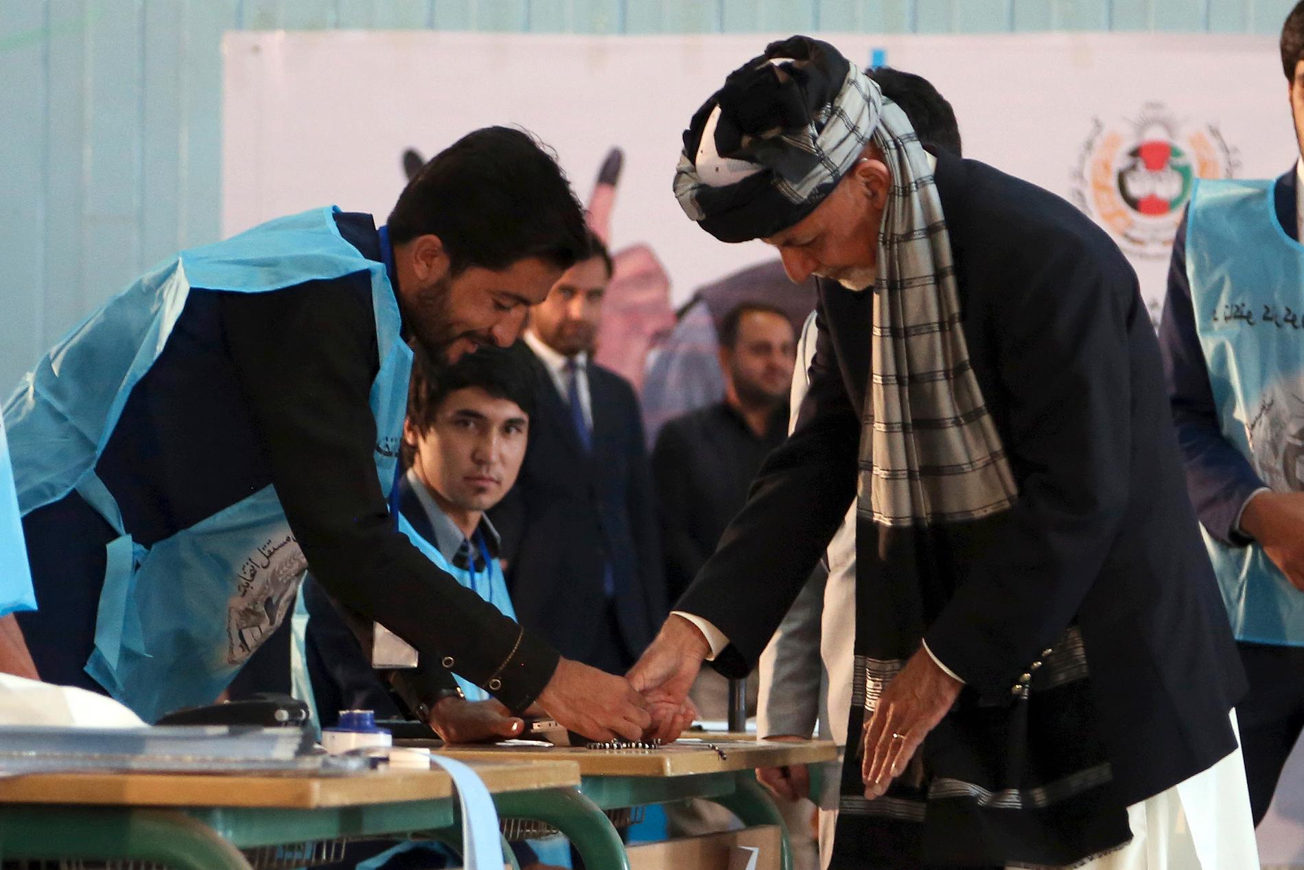 Ashraf Ghani, Afghanistans president, lägger sin röst. Han hoppas bli omvald för en andra mandatperiod i dagens val.