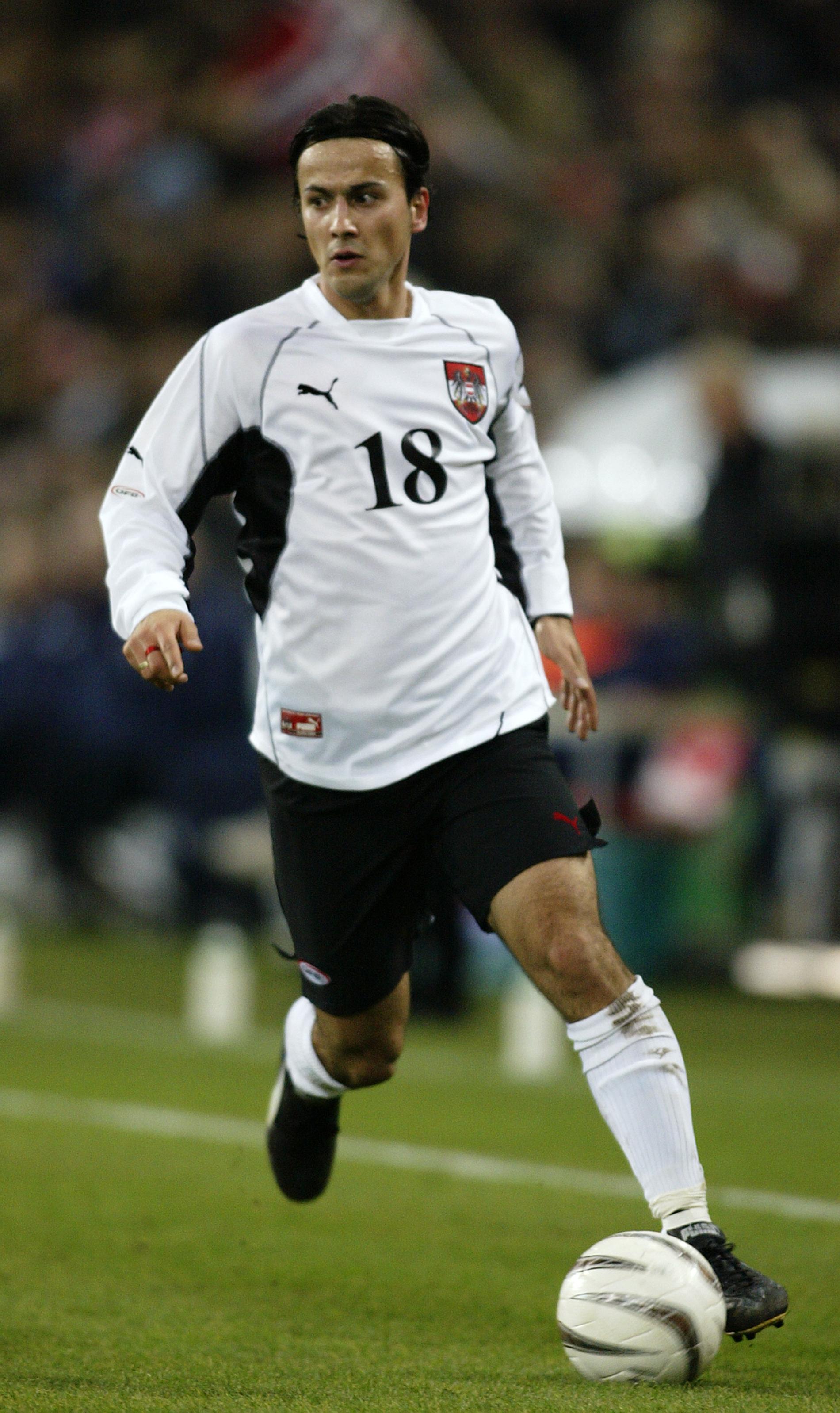 Volkan Kahraman i österrikiska landslaget under en landskamp mot Norge 2002.