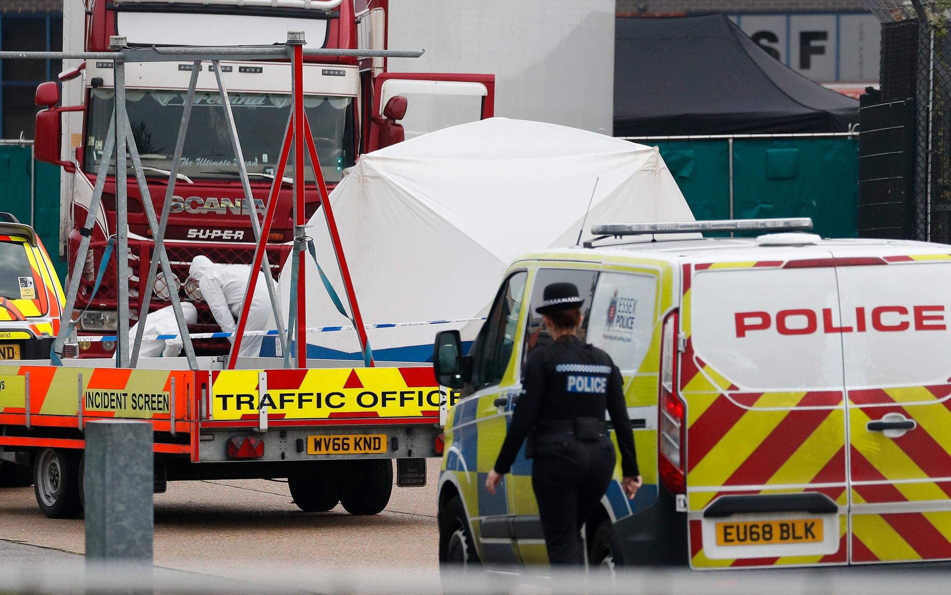 Människosmugglare ska "jagas och ställas inför rätta", säger Storbritanniens premiärminister Boris Johnson efter att 39 personer hittats döda i en lastbilscontainer öster om London.