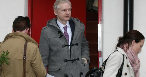 Fruktar dödsstraff Julian Assange, på väg till rätten måndagen den 7 februari. Hans försvarare kommer göra allt för att stoppa en utlämning av honom till Sverige.