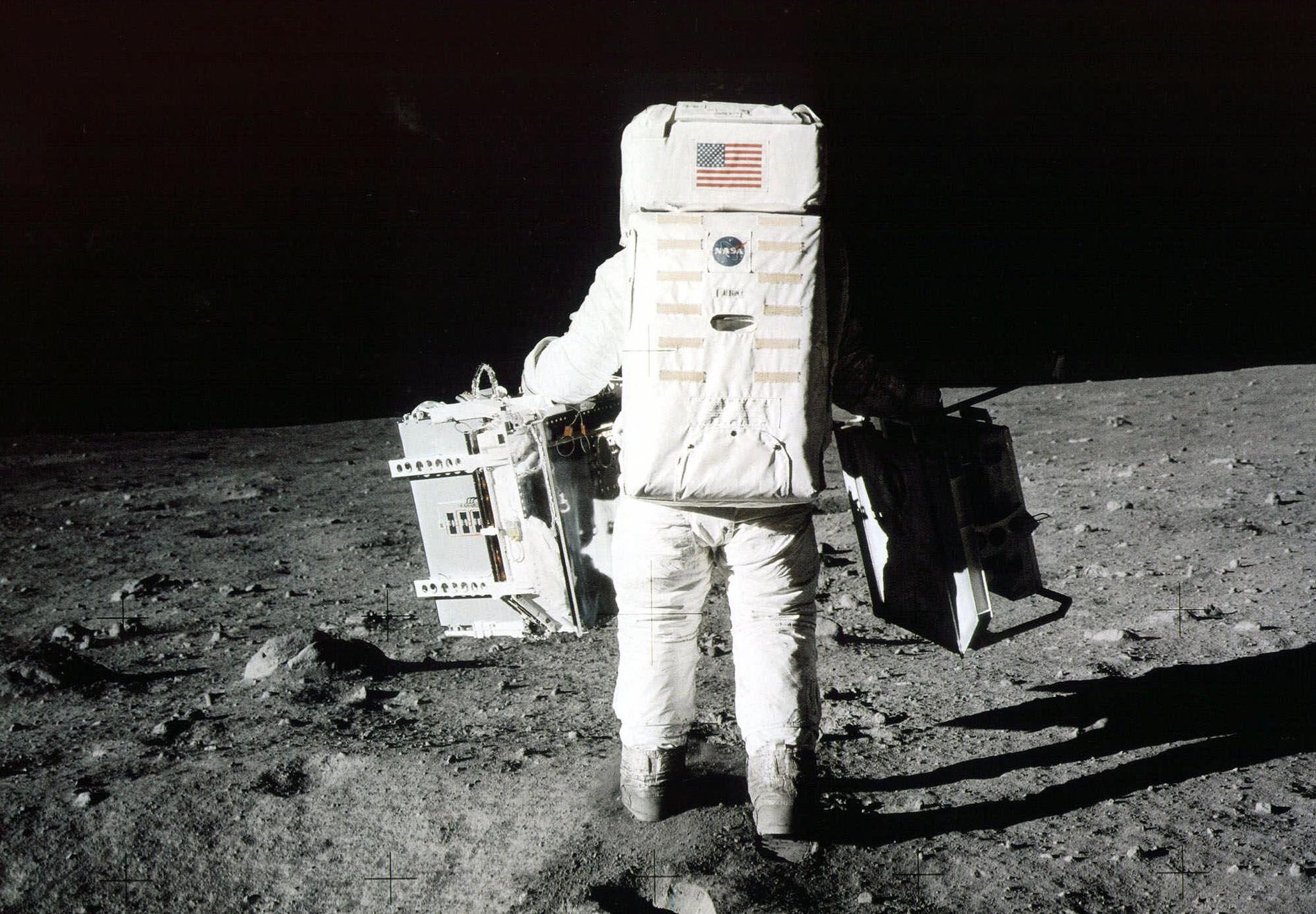Edwin ”Buzz” Aldrin bär vetenskaplig utrustning på månen under Apollo 11-expeditionen.
