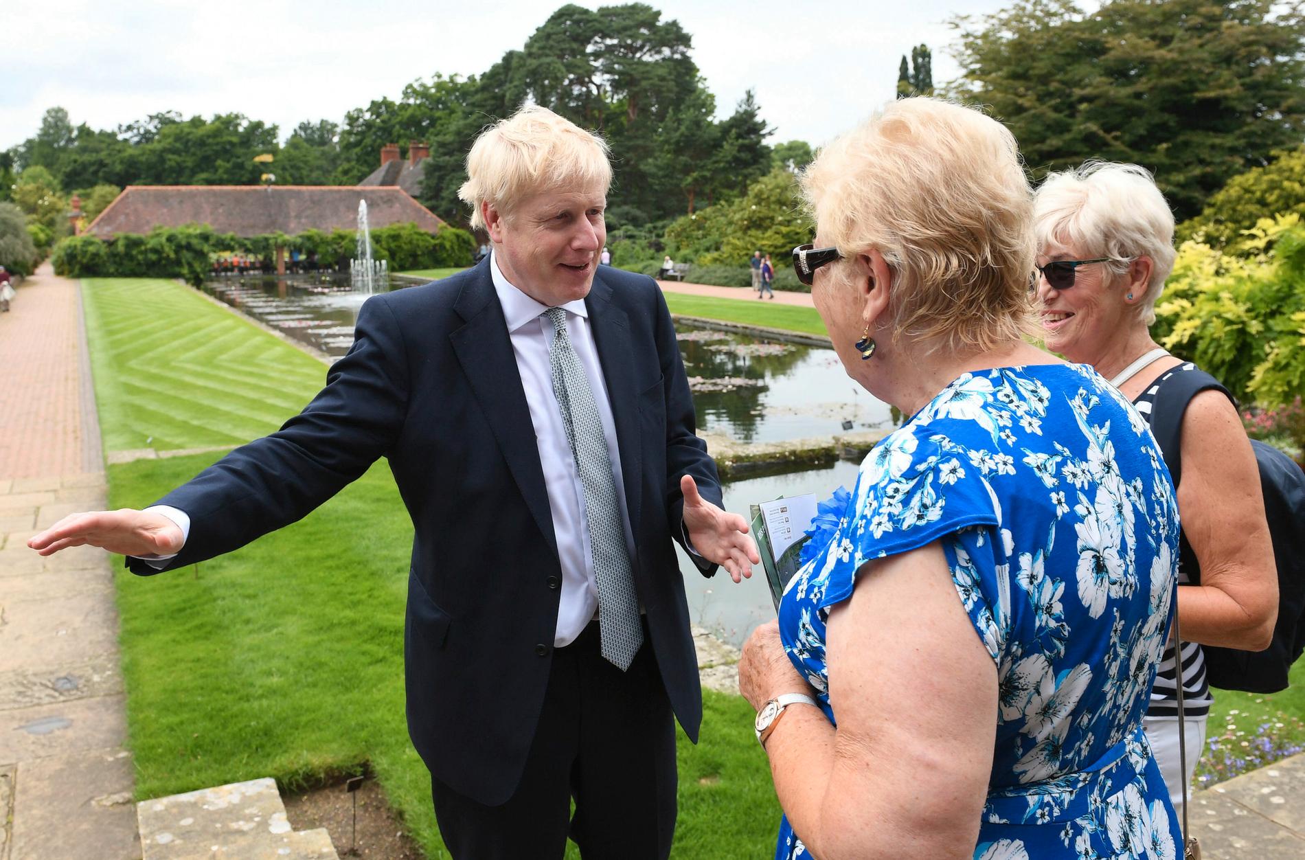 Boris Johnson, favorit till att bli ny Toryledare, pratar med besökare Royal Horticultural Society på tisdagen i Wisley.