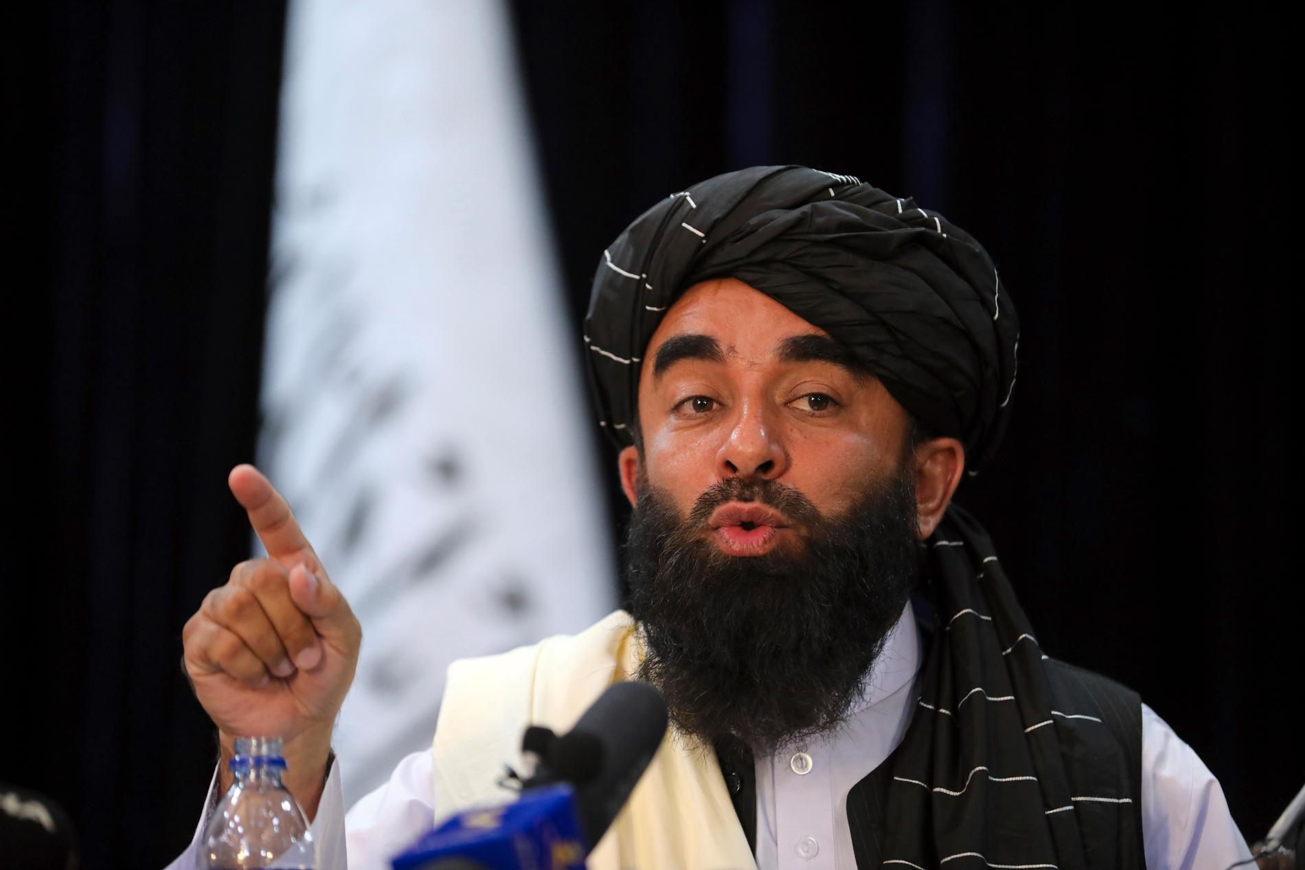 Talibanernas talespersonen Zabihullah Mujahid under presskonferensen. 