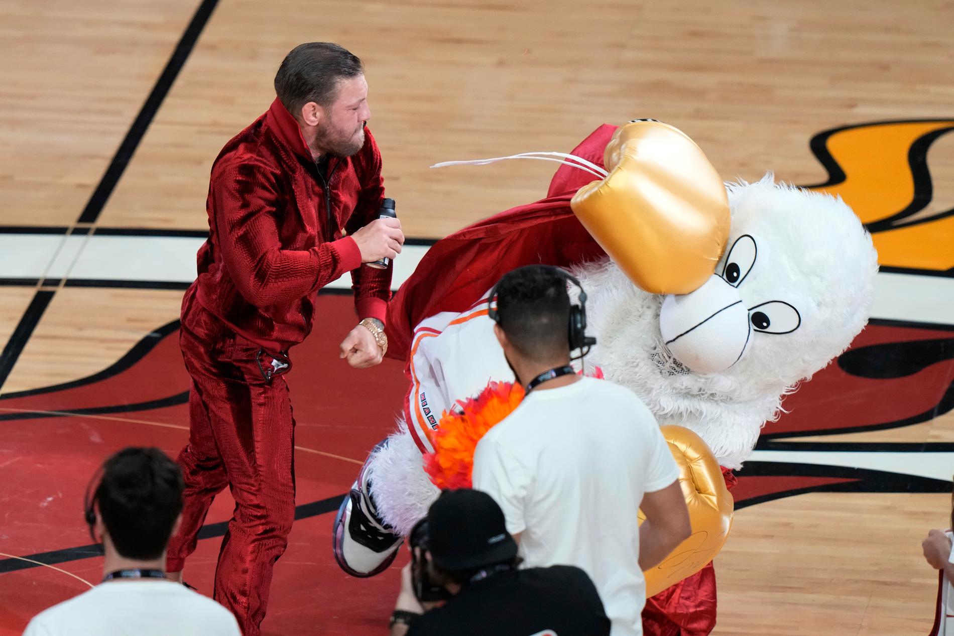 MMA-fajtern Conor McGregor golvade Miamis maskot under en av finalmatcherna i NBA förra veckan.