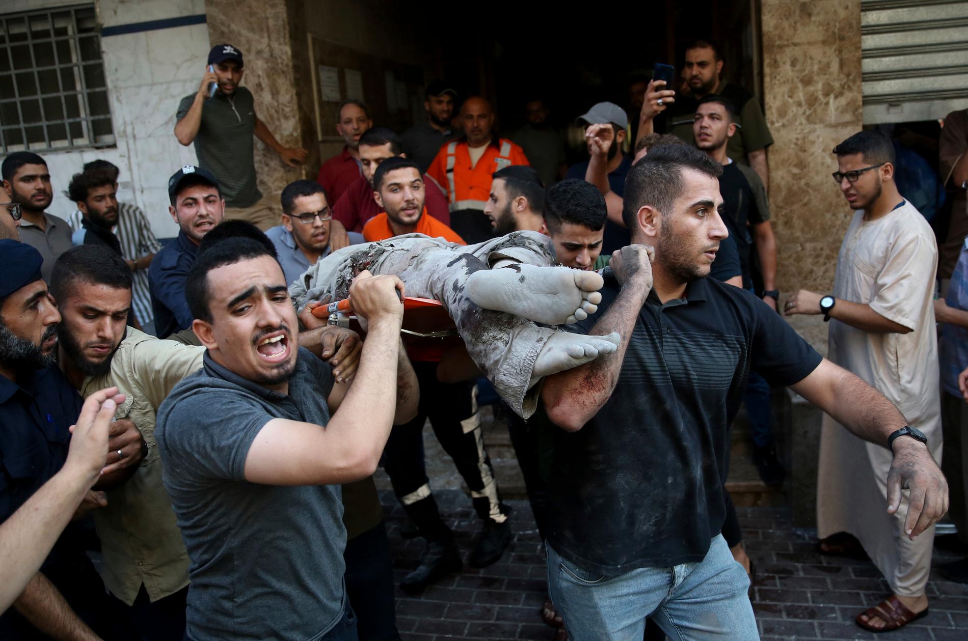 Islamiska jihad kommendören Taiseer al-Jabaris kropp tas omhand efter israeliskt anfall mot hans lägenhet i Gaza City. 