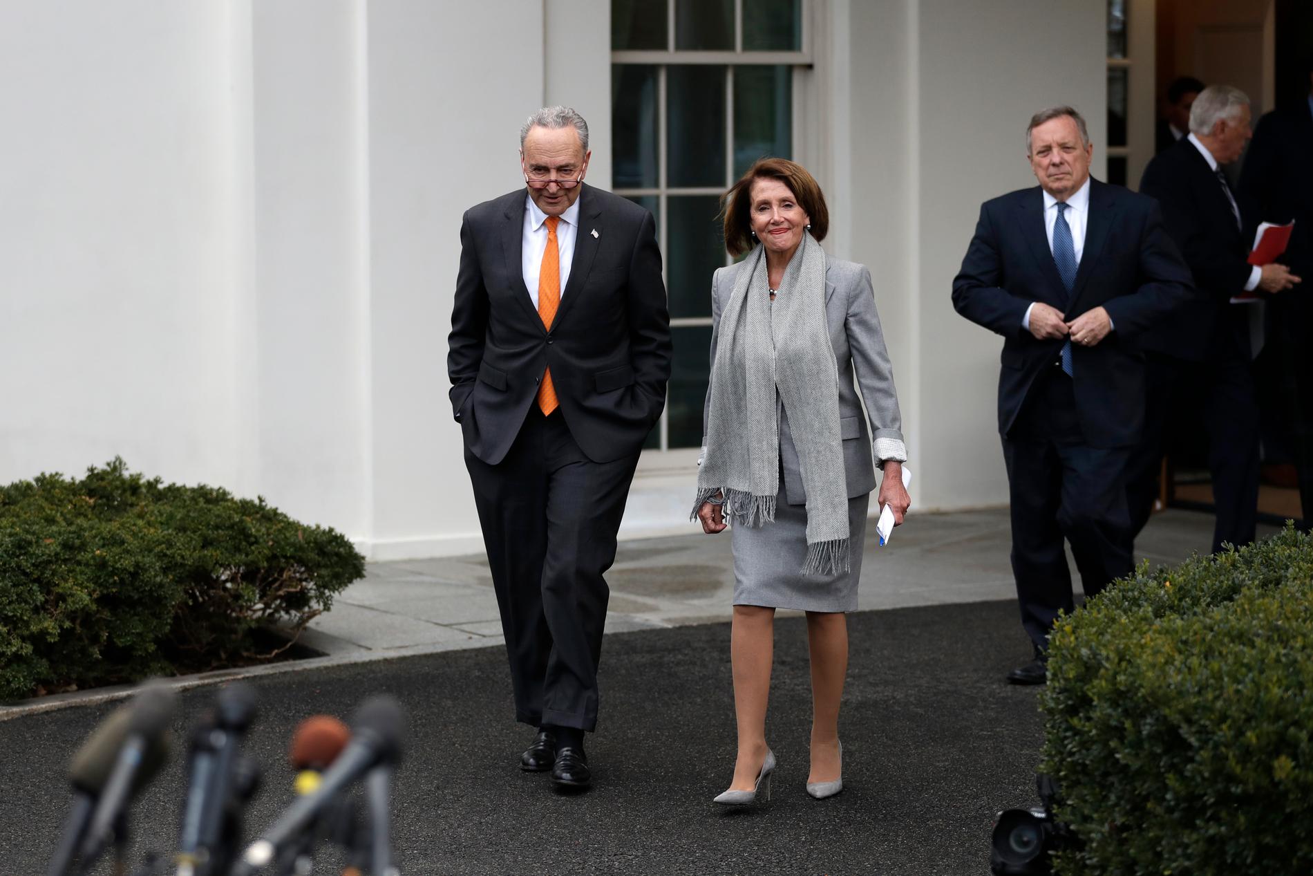 Senatens minoritetsledare Chuck Schumer , till vänster, och representanthusets talman Nancy Pelosi på väg in till ett möte i Vita huset med president Donald Trump. Men mötet blev kort, låsningen mellan parterna i frågan om en mur är stenhård.