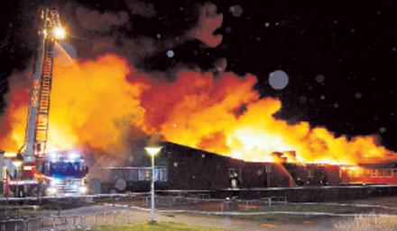 Branden i Stenungsund drog många åskådare, skolan ligger centralt. ”Det är rätt absurt när folk skjuter raketer runt oss medan det brinner för fullt”, säger räddningsledaren Gunnar Ohlén