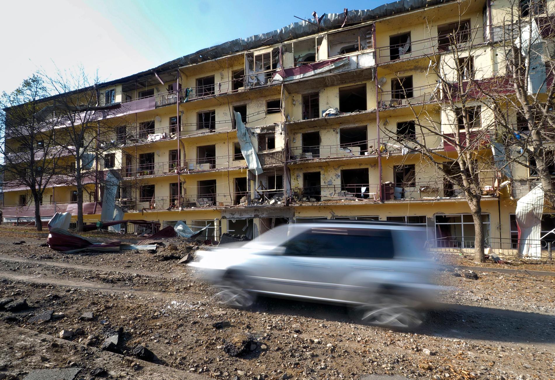 Ett hus skadat av artilleribeskjutning i utkanten av Stepanakert i Nagorno-Karabach. Bilden är från 2020.