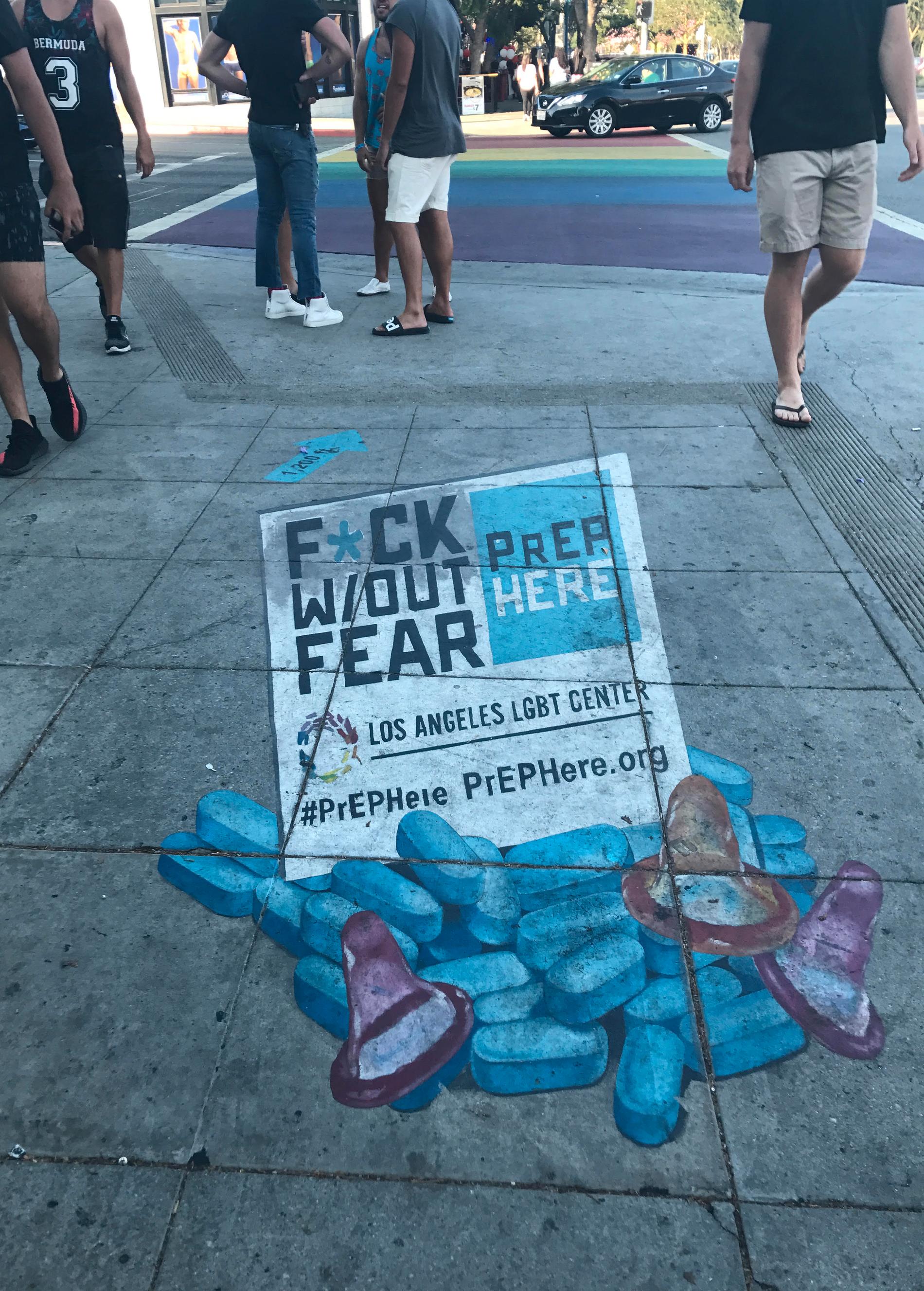 ”Kn*lla utan rädsla”. På gatan i West Hollywood skriks reklamen för PrEP ut som gatukonst.