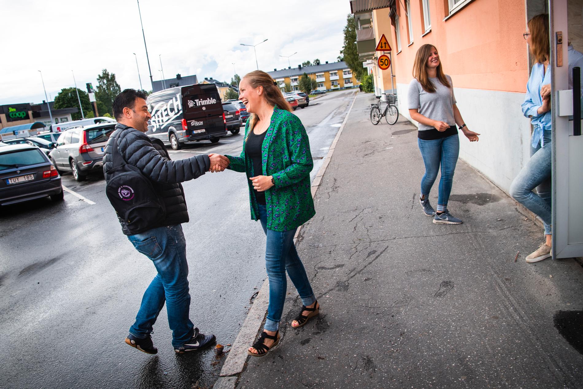 Linda Olofsson hälsar på en elev. Till höger Lina Hellström och Jessica Bergman vid ingången till lokalen i centrala Boden.