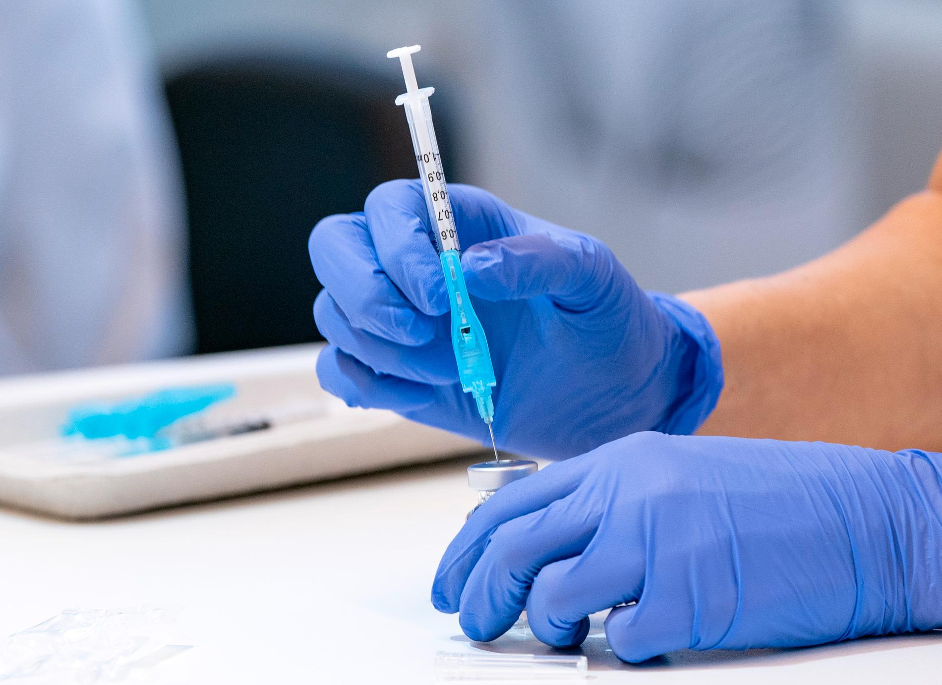 Under den gångna veckan har Region Gävleborg uppmärksammat flera fall där personer försökt smitta före i kön och vaccinera sig mot covid-19. Arkivbild.