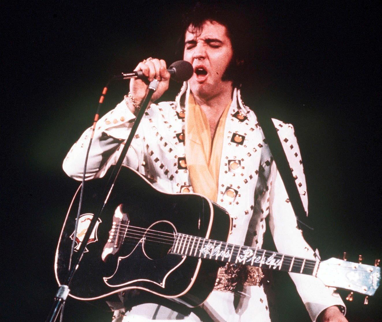 Elvis Presley återuppstår som digital kopia i konserten "Elvis evolution". Arkivbild.