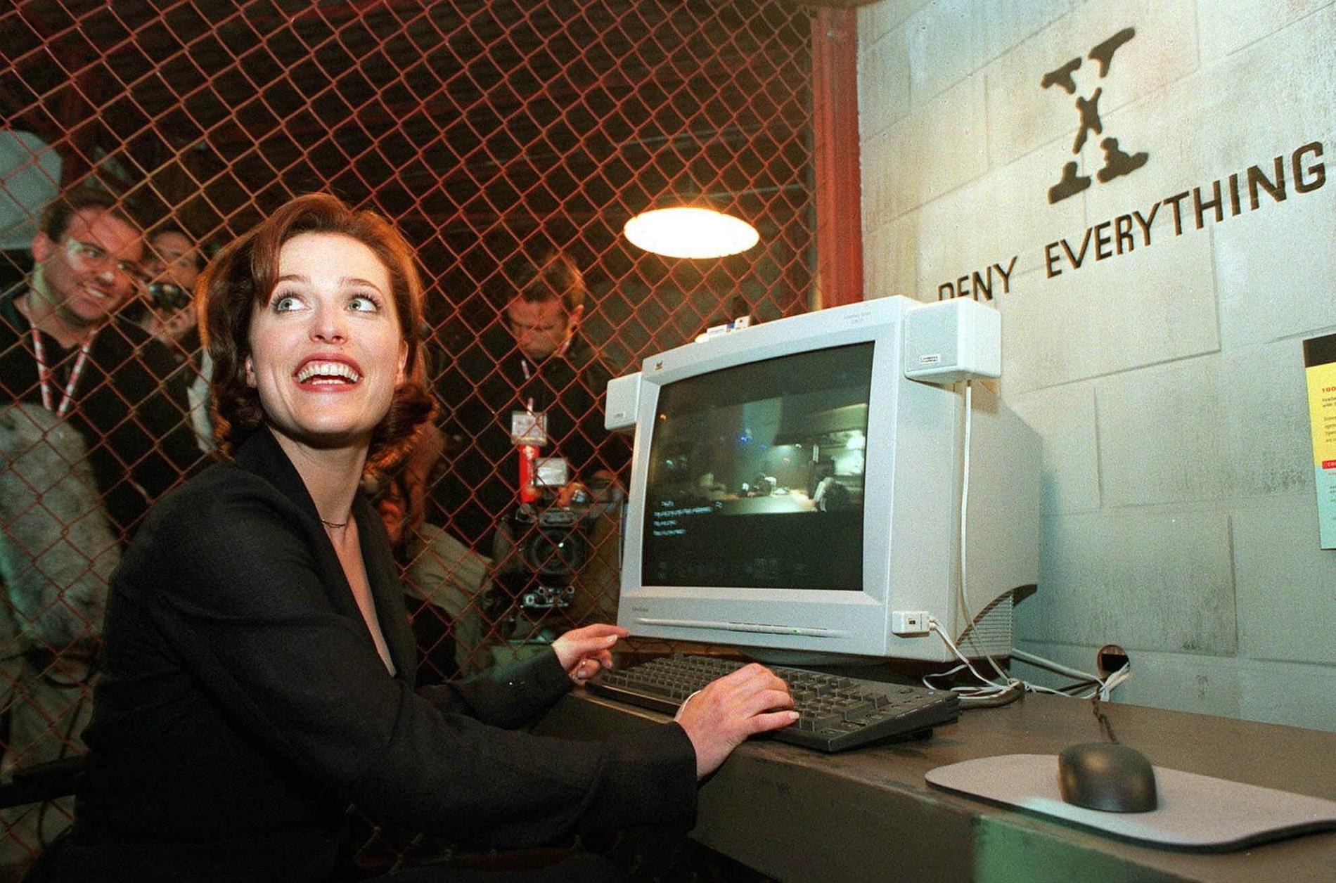 "Arkiv X"-skådespelaren Gillian Anderson spelar dataspel 1998. Arkivbild.