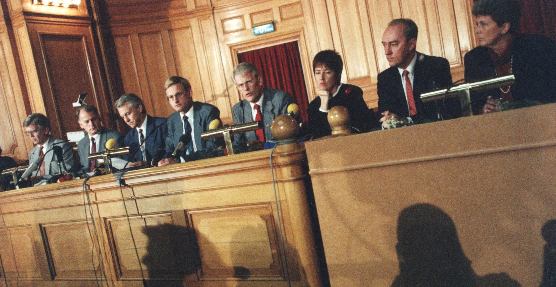 1992 tvingades regeringen Bildt be Ingvar Carlsson och Socialdemokraterna  om hjälp för att hantera krisen.