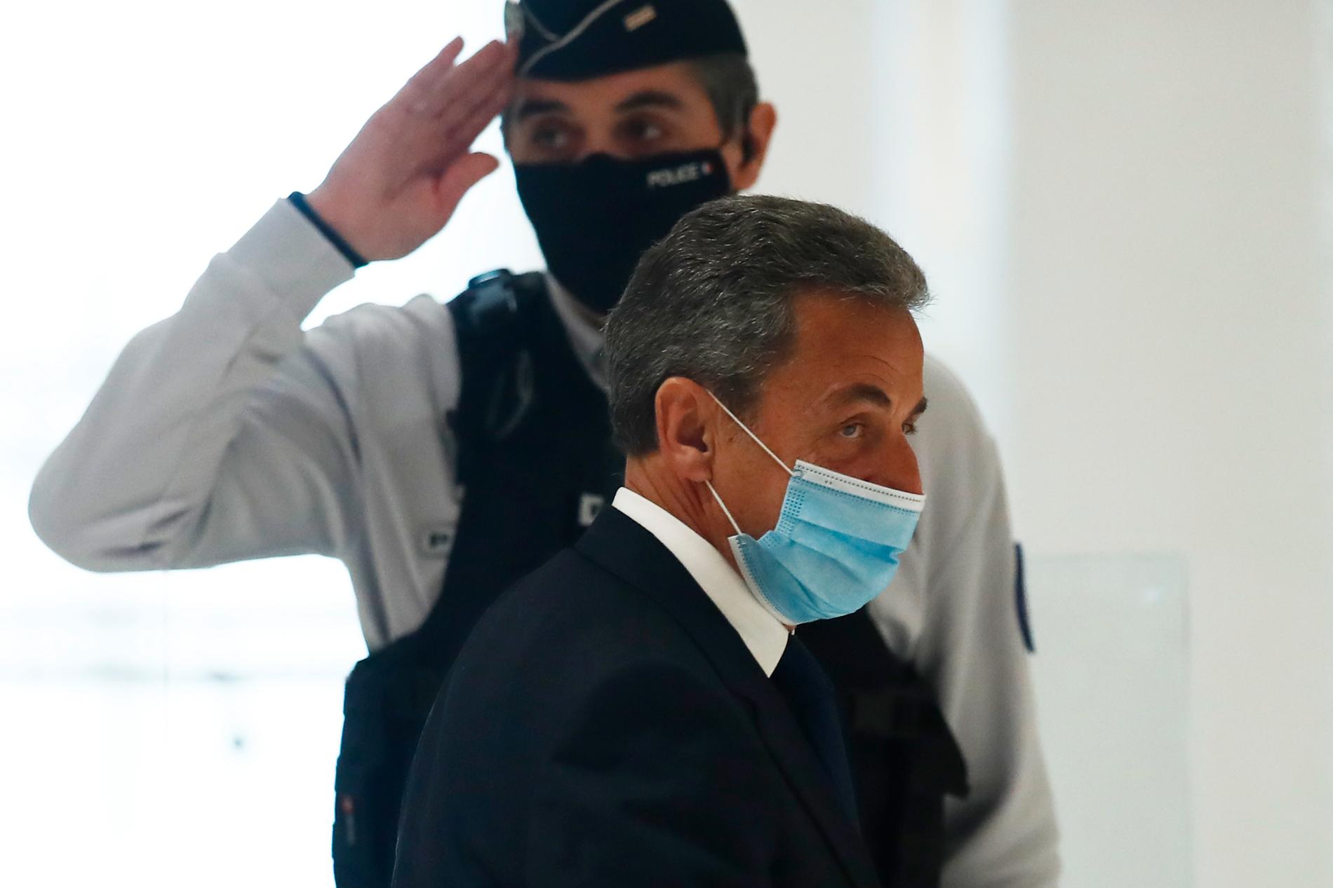 Frankrikes tidigare president Nicolas Sarkozy lämnar domstolen på måndagen efter att han dömts till ett fängelsestraff efter att han enligt rätten gjort sig skyldig till mutbrott. Domen kommer att överklagas.