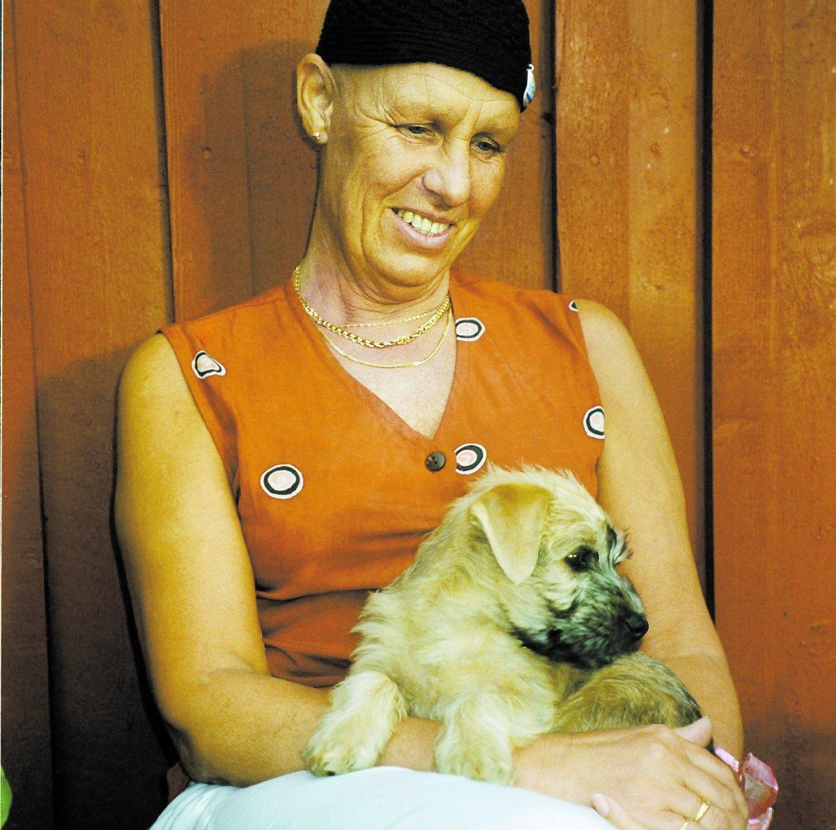 ÖVERLEVNADSPRESENTEN Terriervalpen Dina var familjens motivationsgåva till Ing-Marie när hon mådde som sämst under strålbehandlingen.