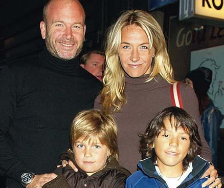 Hans Fahlén med hustrun Kristin Kaspersen och hennes son Filip (till vänster) på premiärföreställning i Stockholm. Med på bilden är också en ­kompis till Filip.