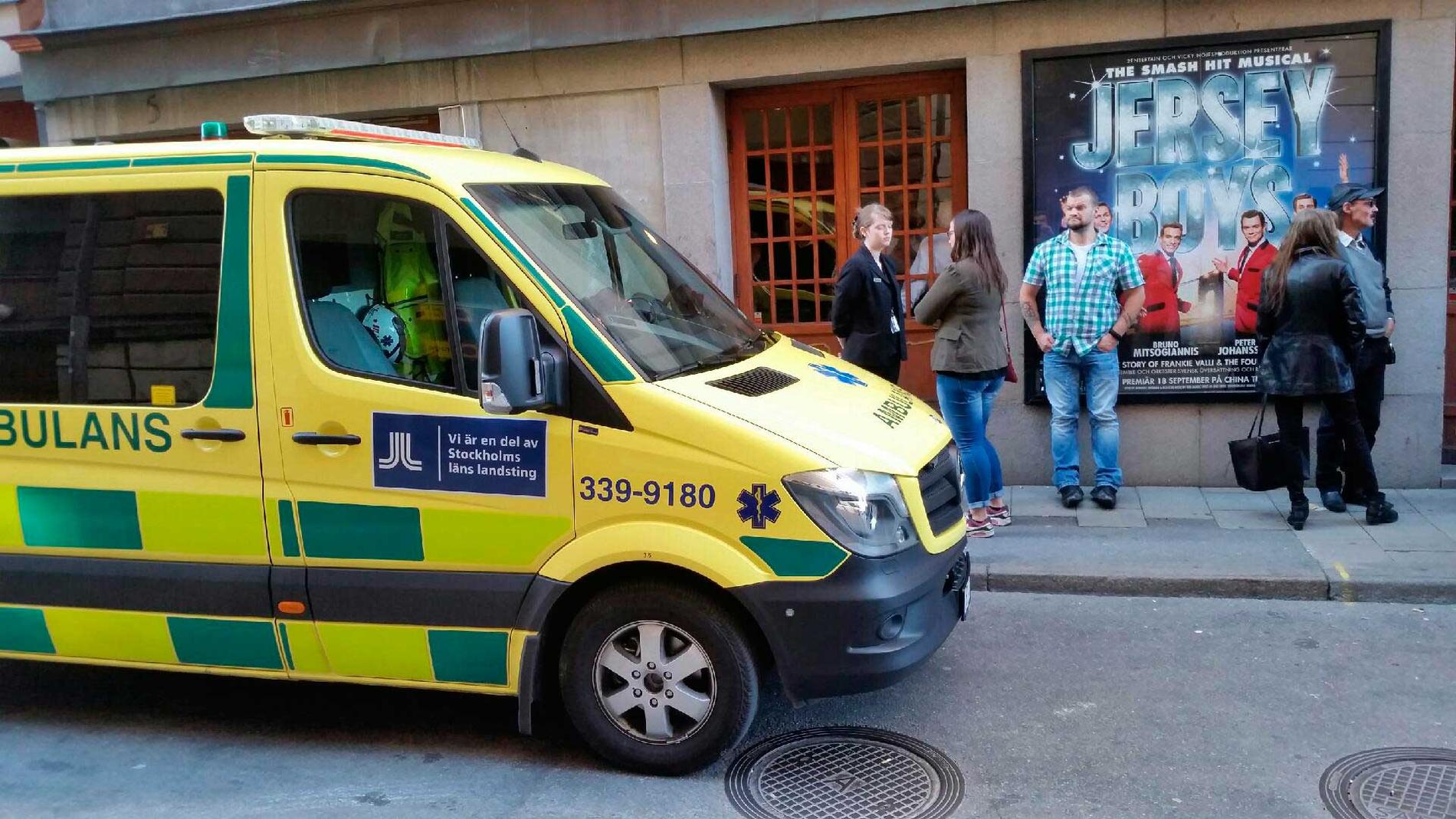 Föreställningen på China-teatern i centrala Stockholm fick avbrytas och ambulans tillkallas.