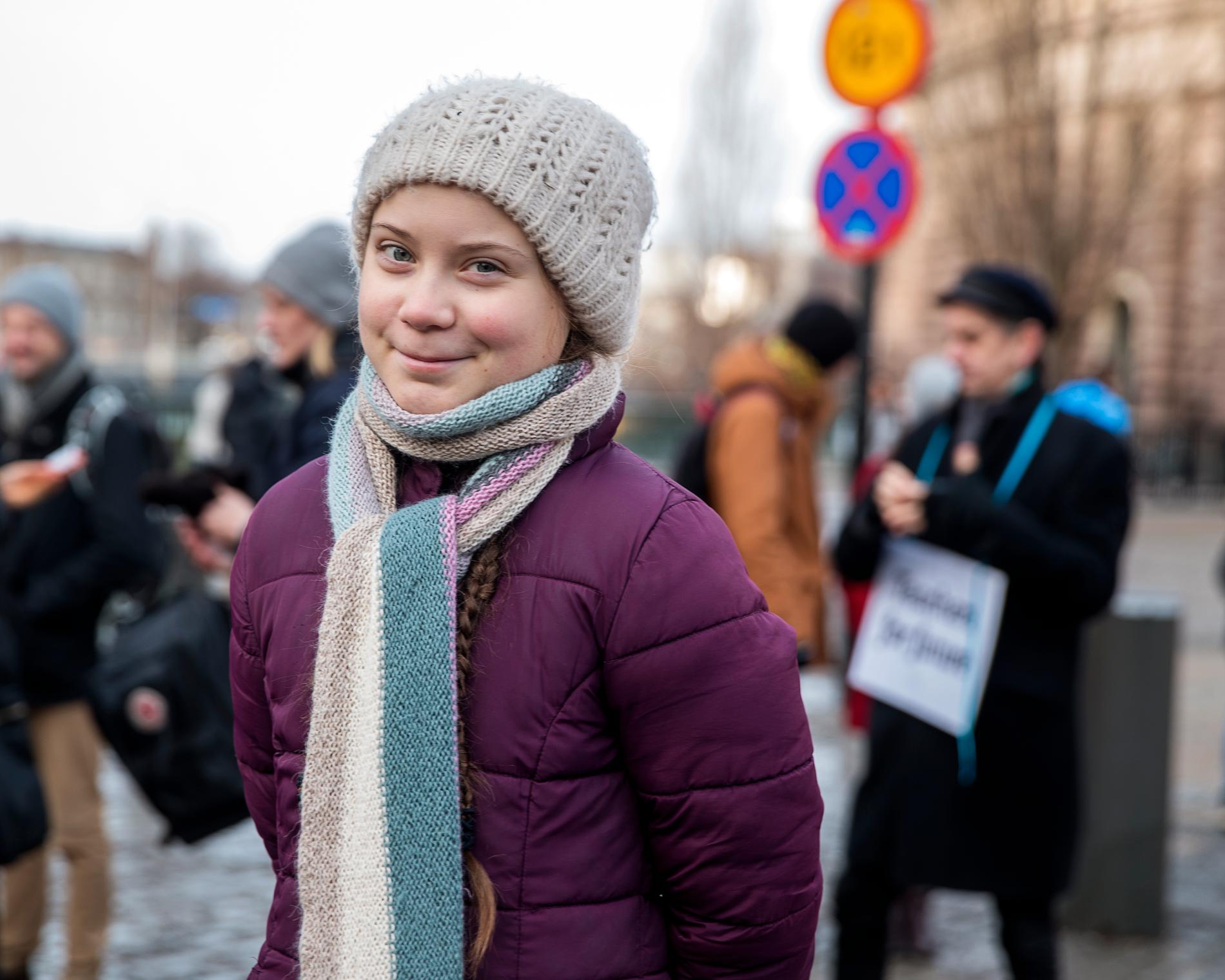 15-åriga Greta Thunberg satte sig ensam med en skylt utanför Sveriges riksdag – ett halvår senare skolstrejkar tusentals ungdomar världen över för klimatet.