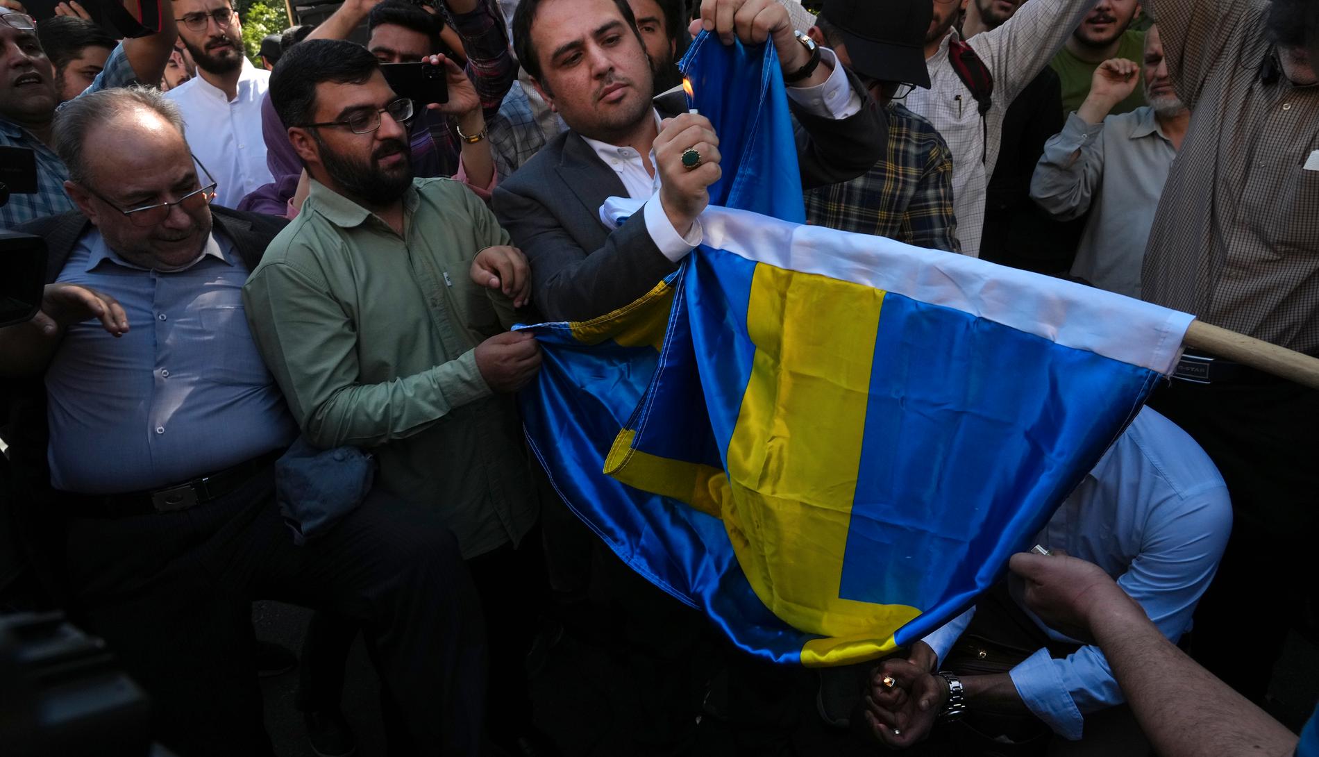 Under veckan har det varit protester mot Sverige i Iran. Den svenska ambassaden har stormats och man har tänt eld på svenska flaggor i raseri för Momika inte hindrats från att bränna koranen i Stockholm.