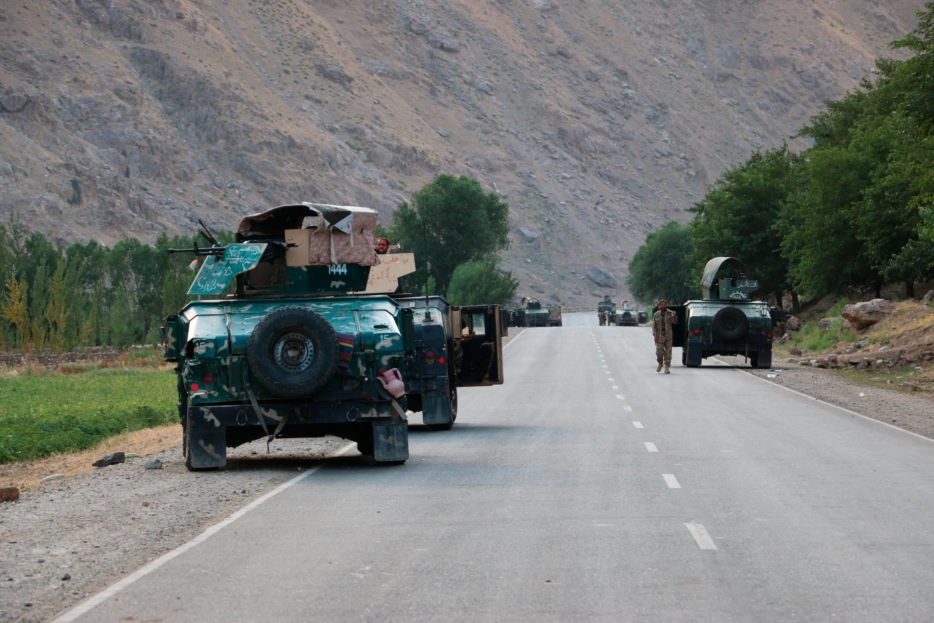 Afghanska säkerhetsstyrkor pausar vid en väg i norra Afghanistan. Arkivbild