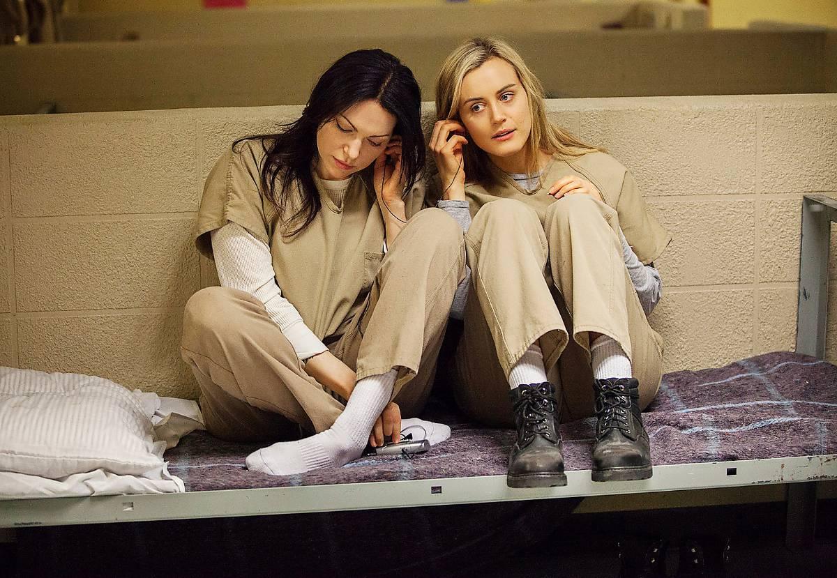 Laura Prepon och Taylor Schilling i Netflix tv-drama ”Orange is the new black” om den vita medelklasstjejen Piper Chapman (Taylor) som hamnar i fängelse.