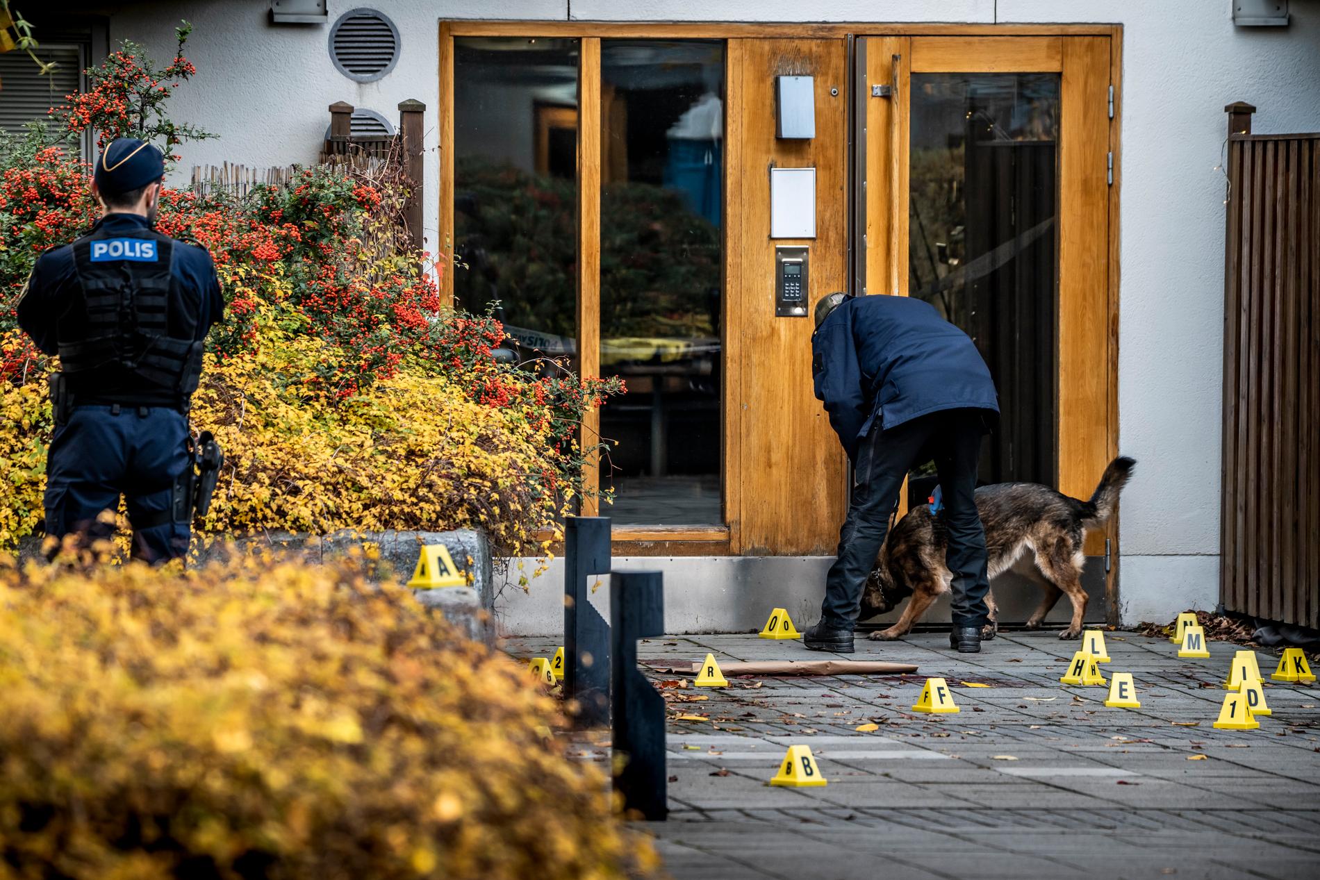 Polisens tekniker arbetar vid mordplatsen efter mordet på Einár i södra Stockholm.