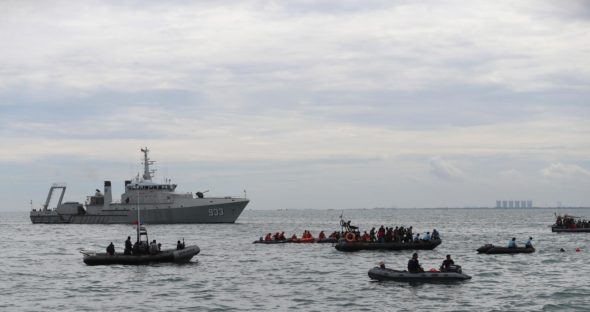 Indonesiska flottan dyker efter det försvunna passagerarplanet i Java havet utanför Jakarta i Indonesien.