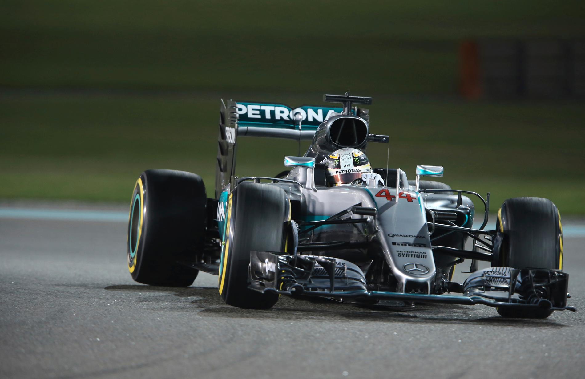 Hamilton i sin Mercedes 2016 - i år blir han ännu snabbare med en helt ny tjänstebil