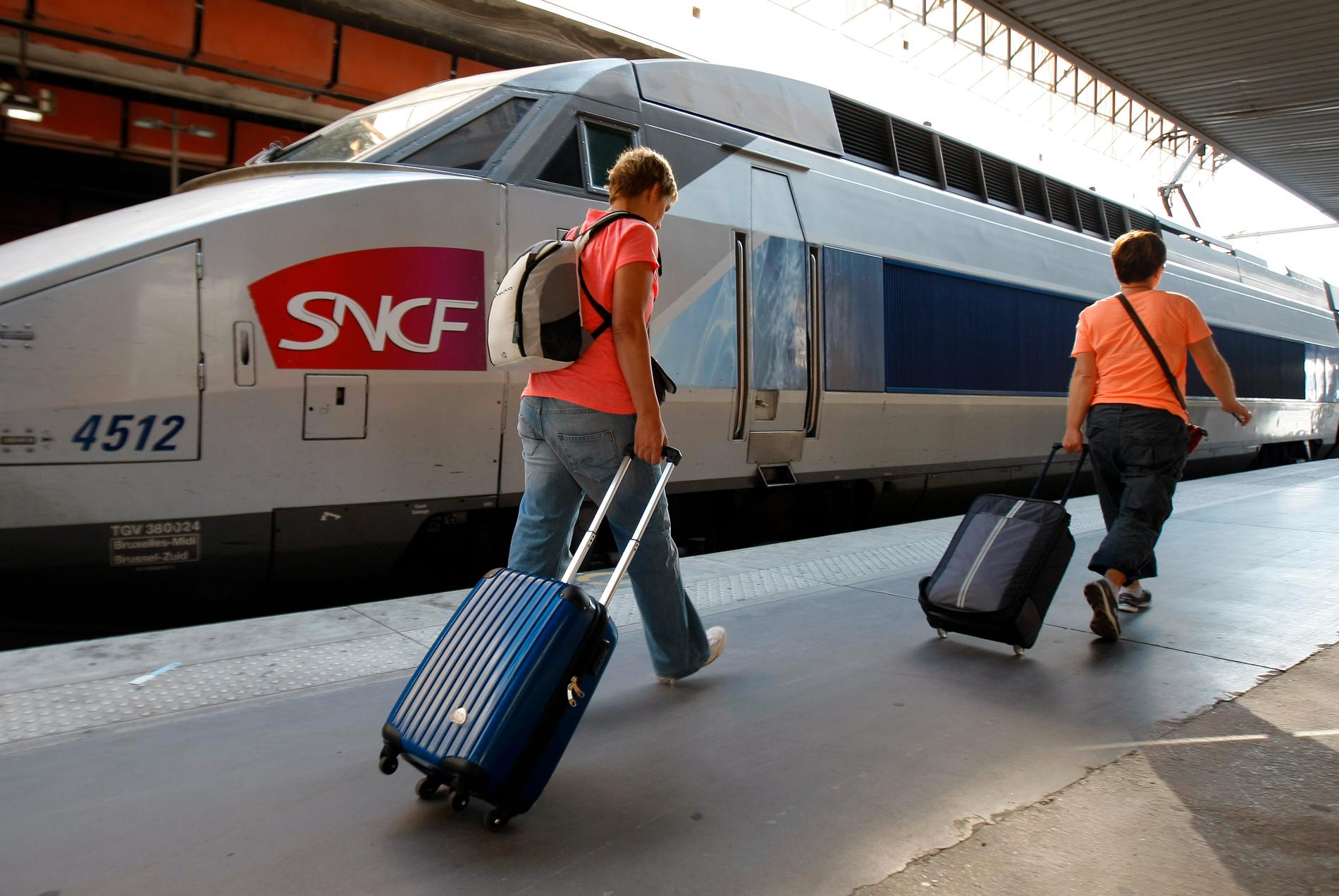Frankrike – ett tågland även för svenskar? Här är resenärer på väg att kliva på höghastighetståget TGV vid stationen Saint-Charles i Marseille. Arkivbild.