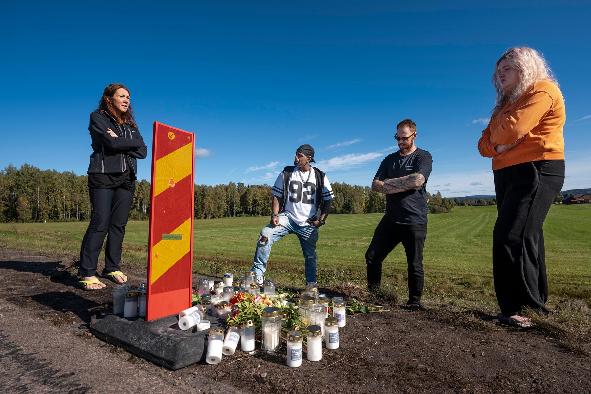 25-åriga kvinnans lärare Caroline och vännerna Tobias, Mikael och Rebecka sörjer vid olycksplatsen där tre personer omkommer när två personbilar kolliderade på E45 mellan Sunne och Torsby i Värmland.