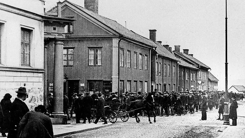 Samtliga 900 arbetare tågade in till Västerviks torg den 16 april 1917. De tvingade fram en rad förbättringar, bland annat ökad tilldelning av brödkort.