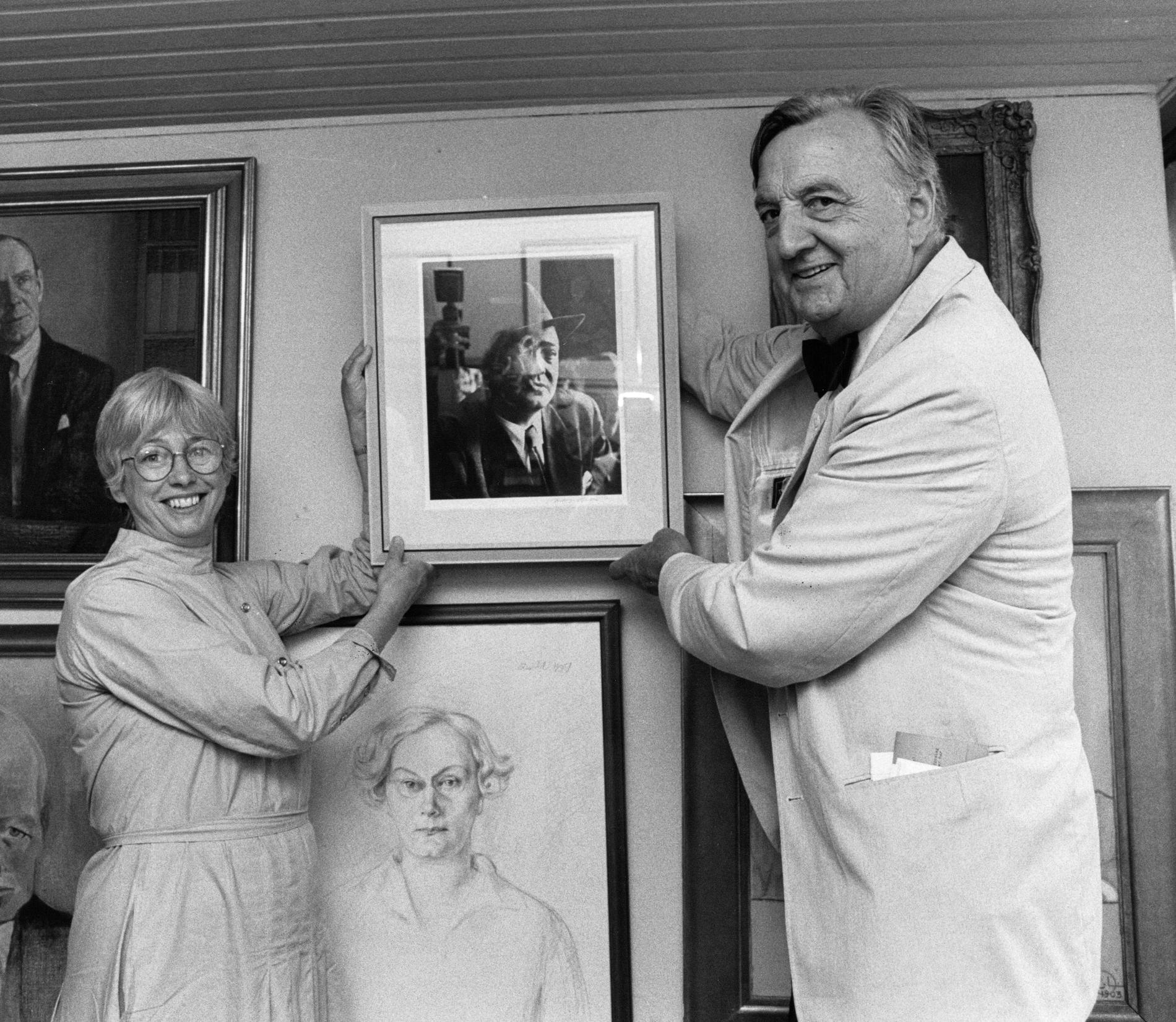 Ulla Trenter och fotografen Karl Werner Gullers håller upp ett porträtt av Stieg Trenter. Bilden är från 1986.