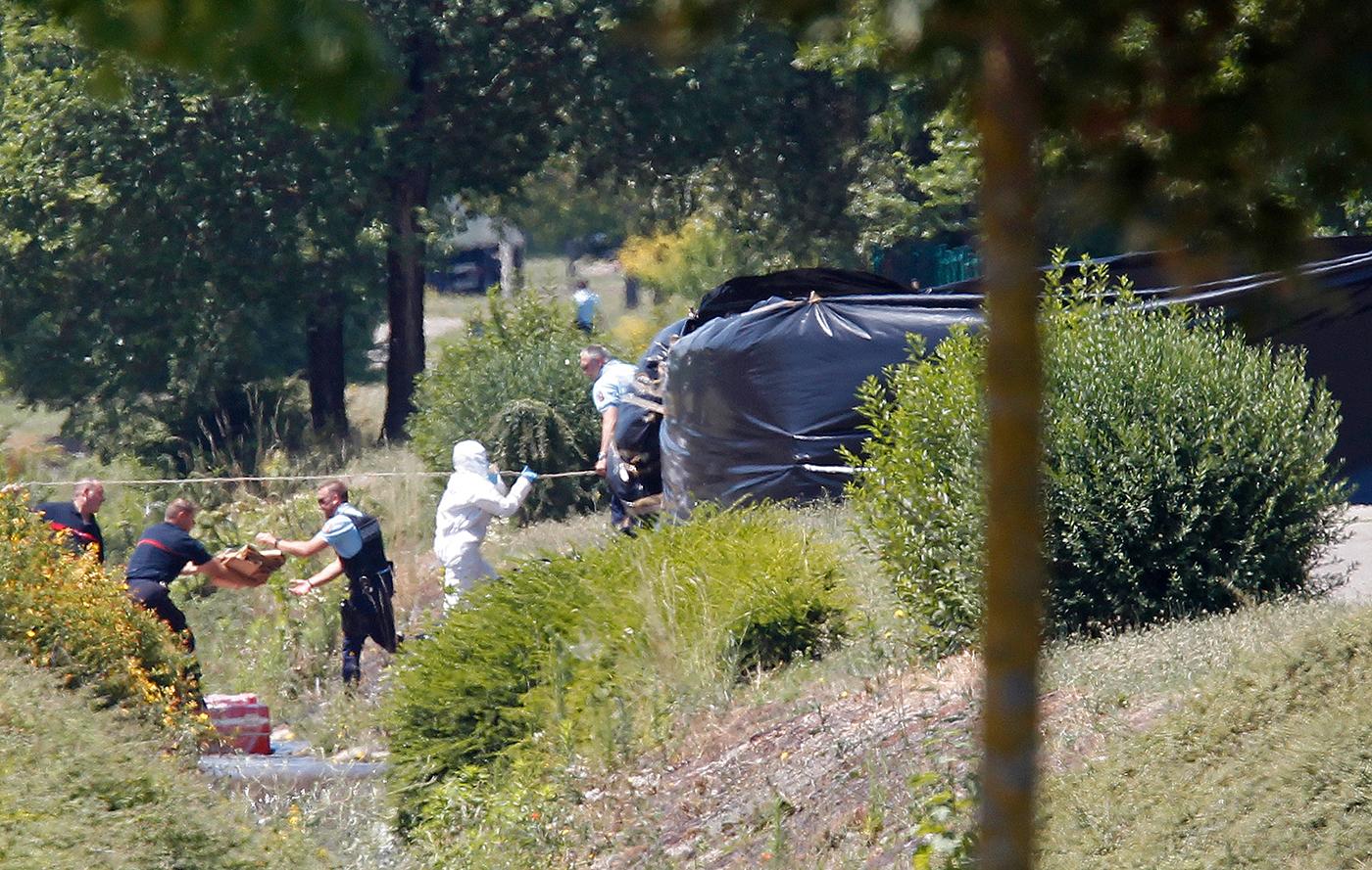FRANKRIKE Franska kriminaltekniker efter attacken mot en gasfabrik.