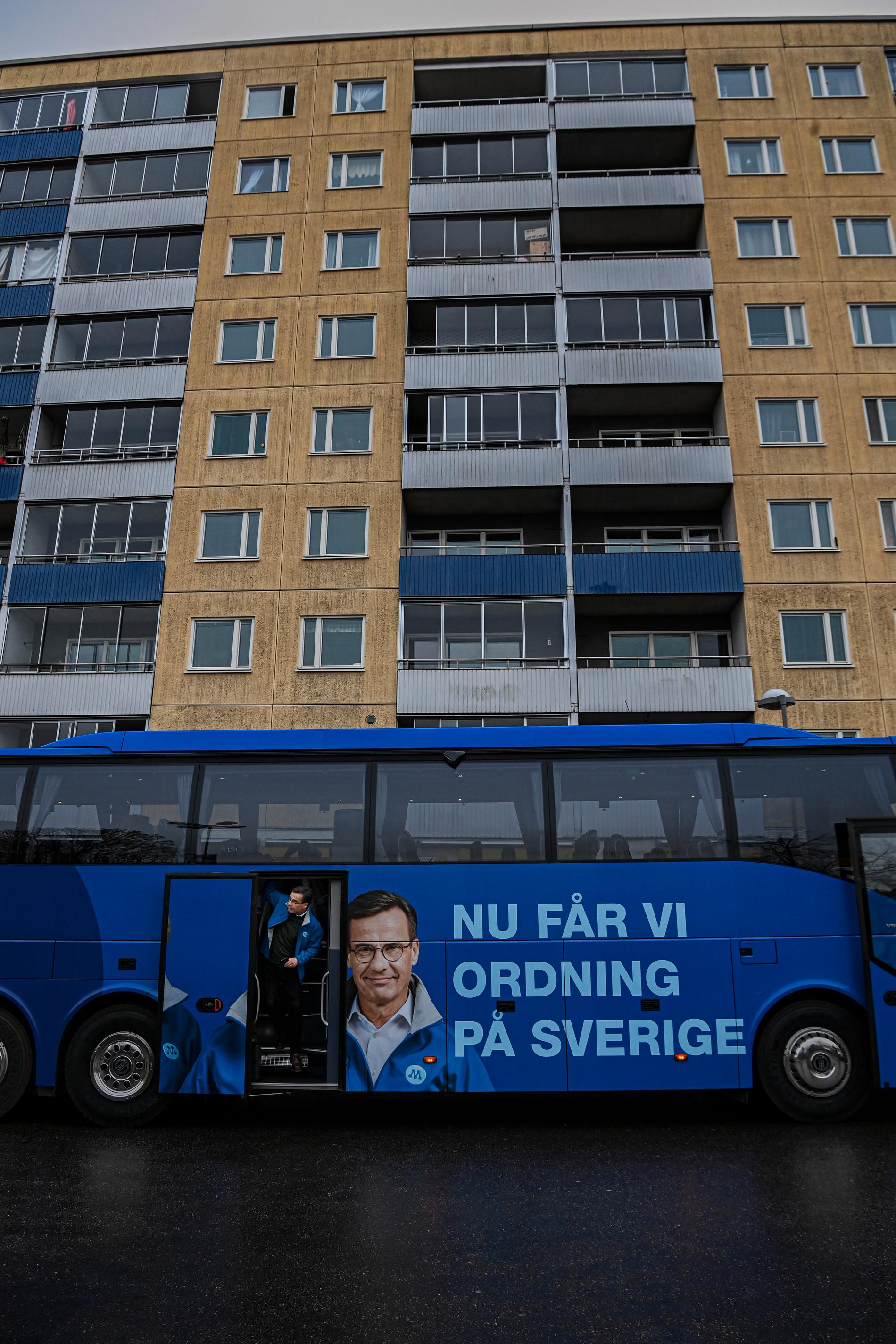 Partiledare Ulf Kristersson träffar väljare. Moderaterna kickar i gång valturnén med en bussturné till miljonprogramsområden.