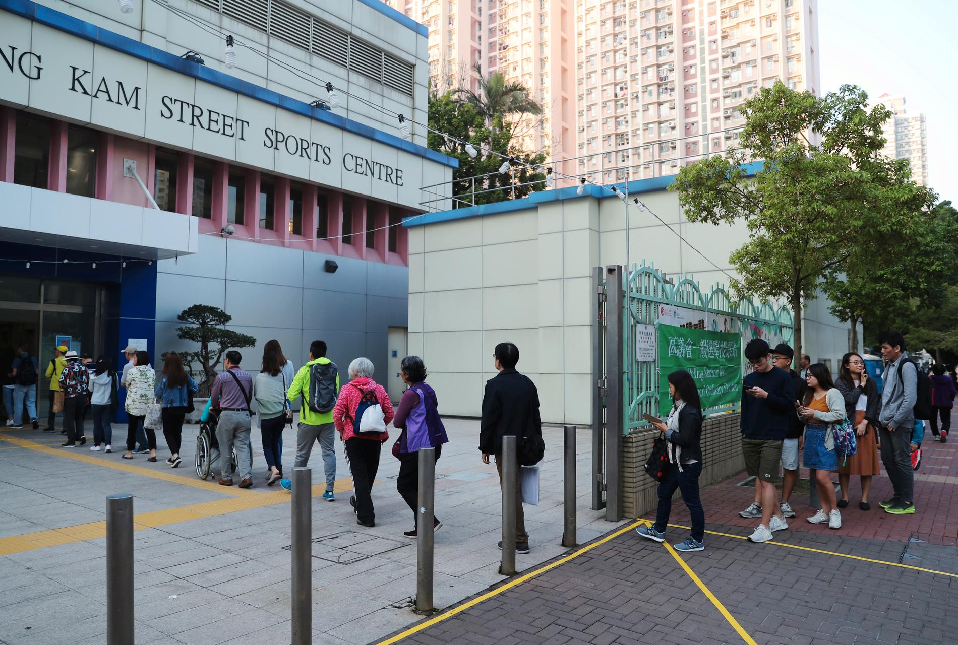Kö utanför en vallokal i Hongkong.
