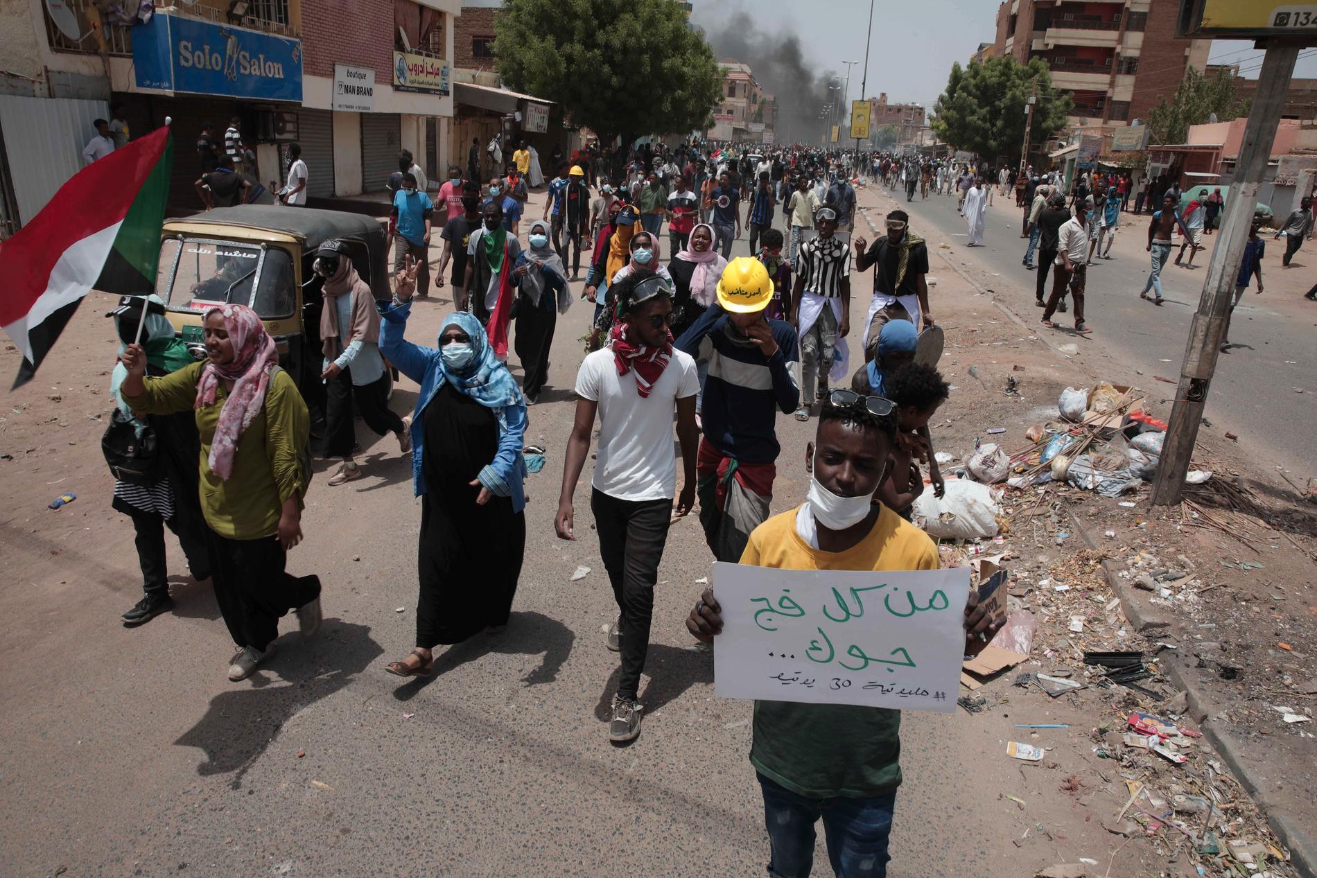 Sudanesiska demonstranter protesterar mot landets militärstyre i huvudstaden Khartoum på torsdagen.
