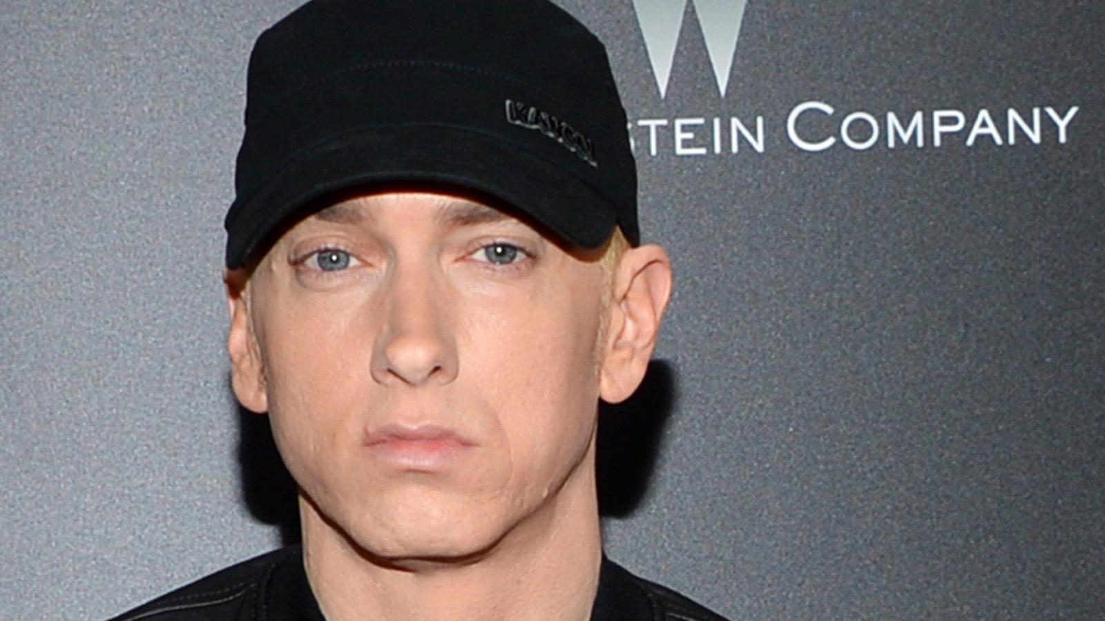 Artisten Eminem uppmanar sina följare att bidra.