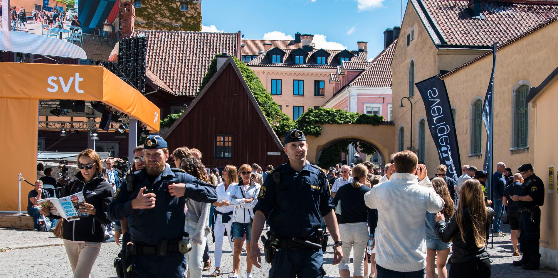 Polisens agerande under politikveckan i Almedalen borde utredas av en kriskommission.