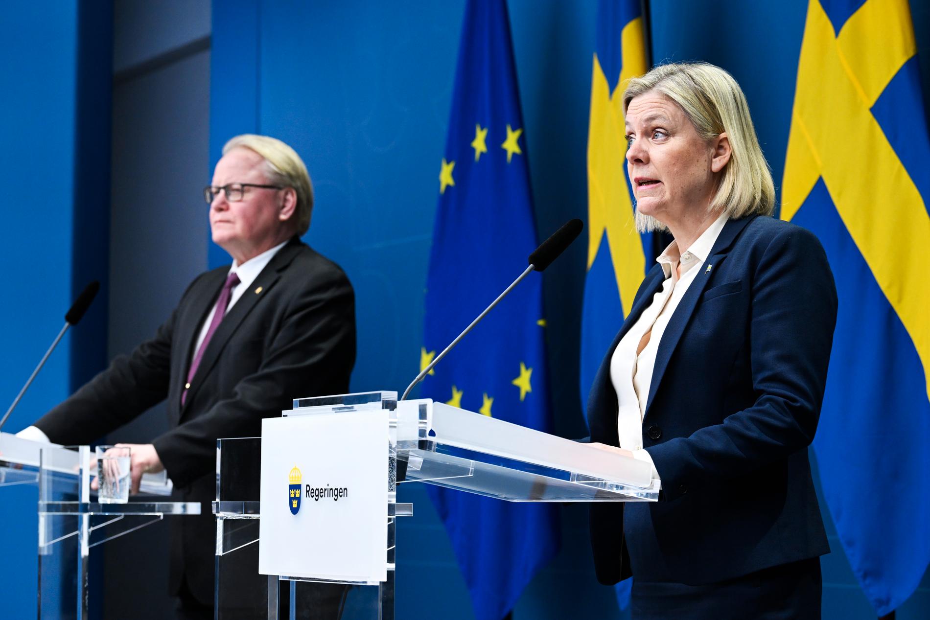 Försvarsminister Peter Hultqvist och statsminister Magdalena Andersson håller pressträff med anledning av att Sverige skickar vapen till Ukraina, den 27 februari 2022.