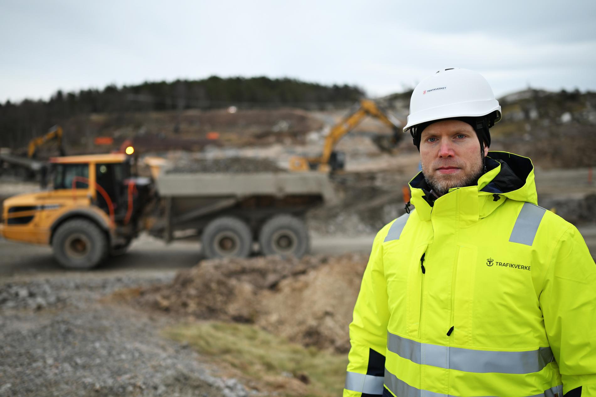 Daniel Svensson, Trafikverkets projektchef för återuppbyggnaden av E6 utanför Stenungsund. I bakgrunden syns området där skredet började.