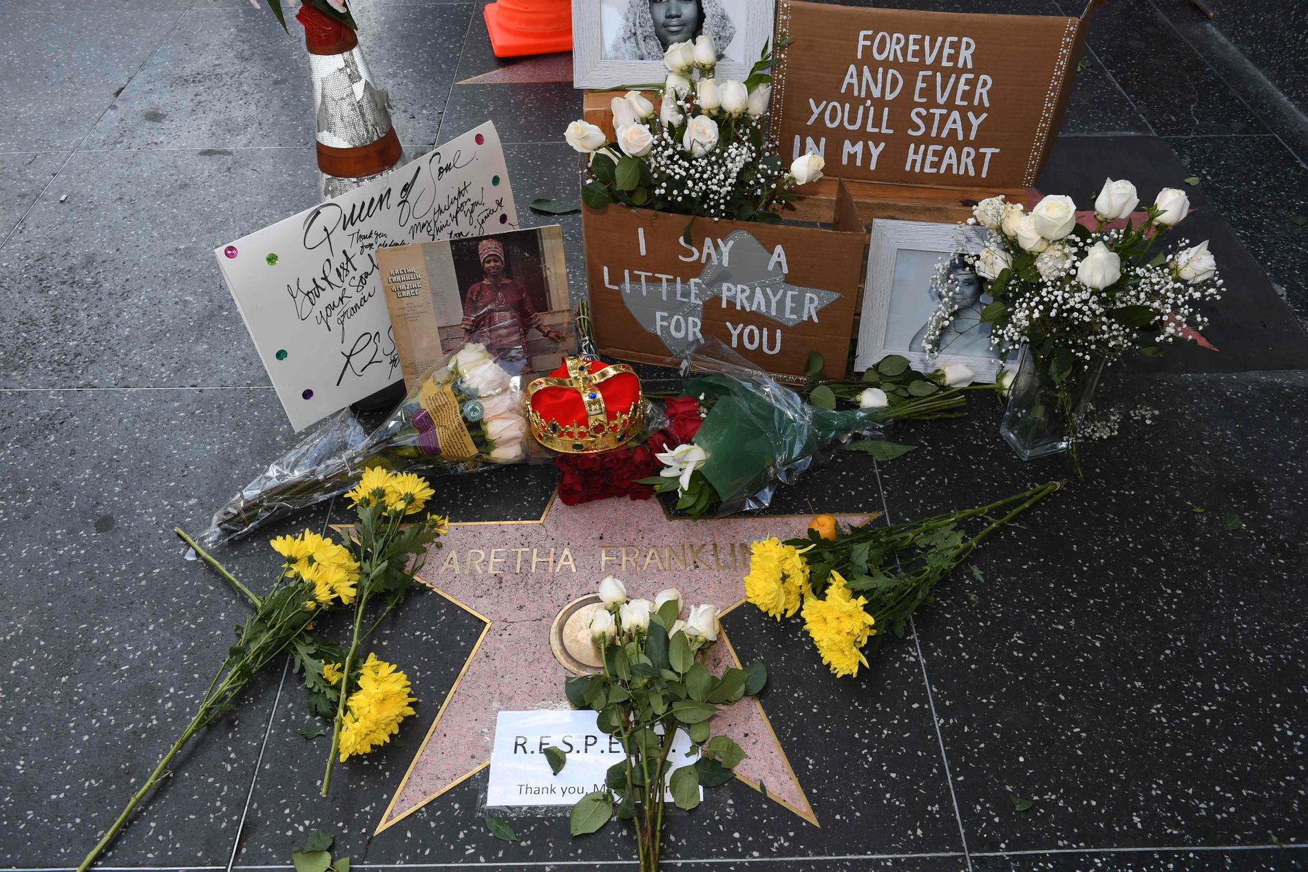 Fansens hyllningar på Aretha Franklins stjärna på Hollywood walk of fame.