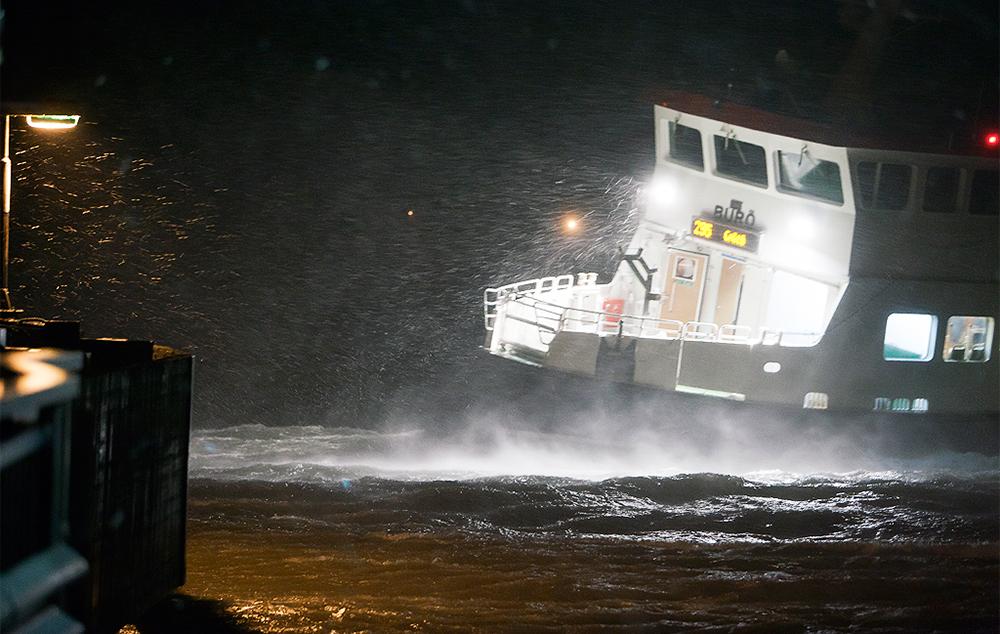 Färjan i Öckerö kommun kämpar i stormen för att nå de två bilfria öarna Kalvsund och Grötö, ”Den skickliga besättningen löste uppgiften galant”.