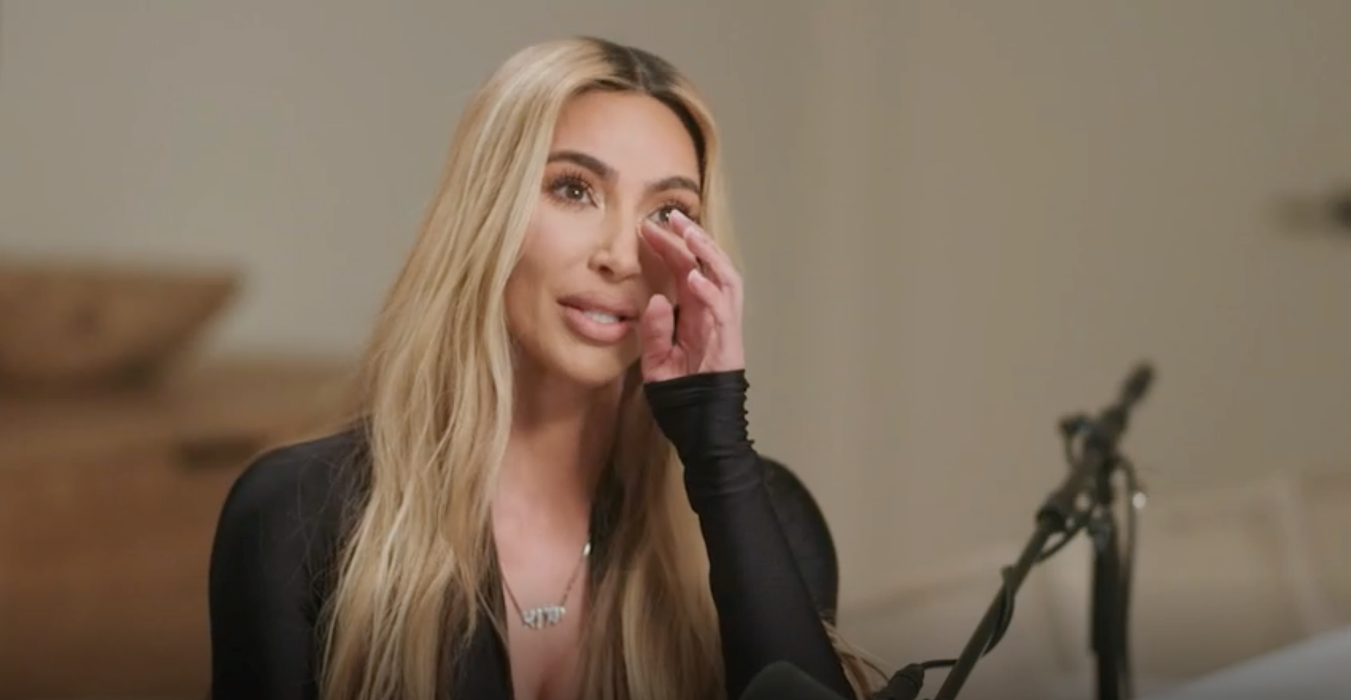 Kim Kardashian bryter ihop i podcasten