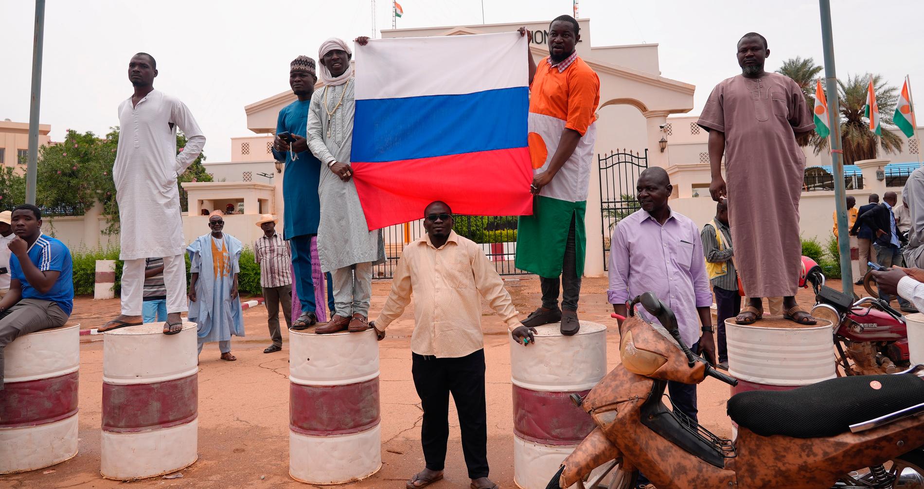 Anhängare till de upproriska soldaterna viftar med ryska flaggor i Niger.