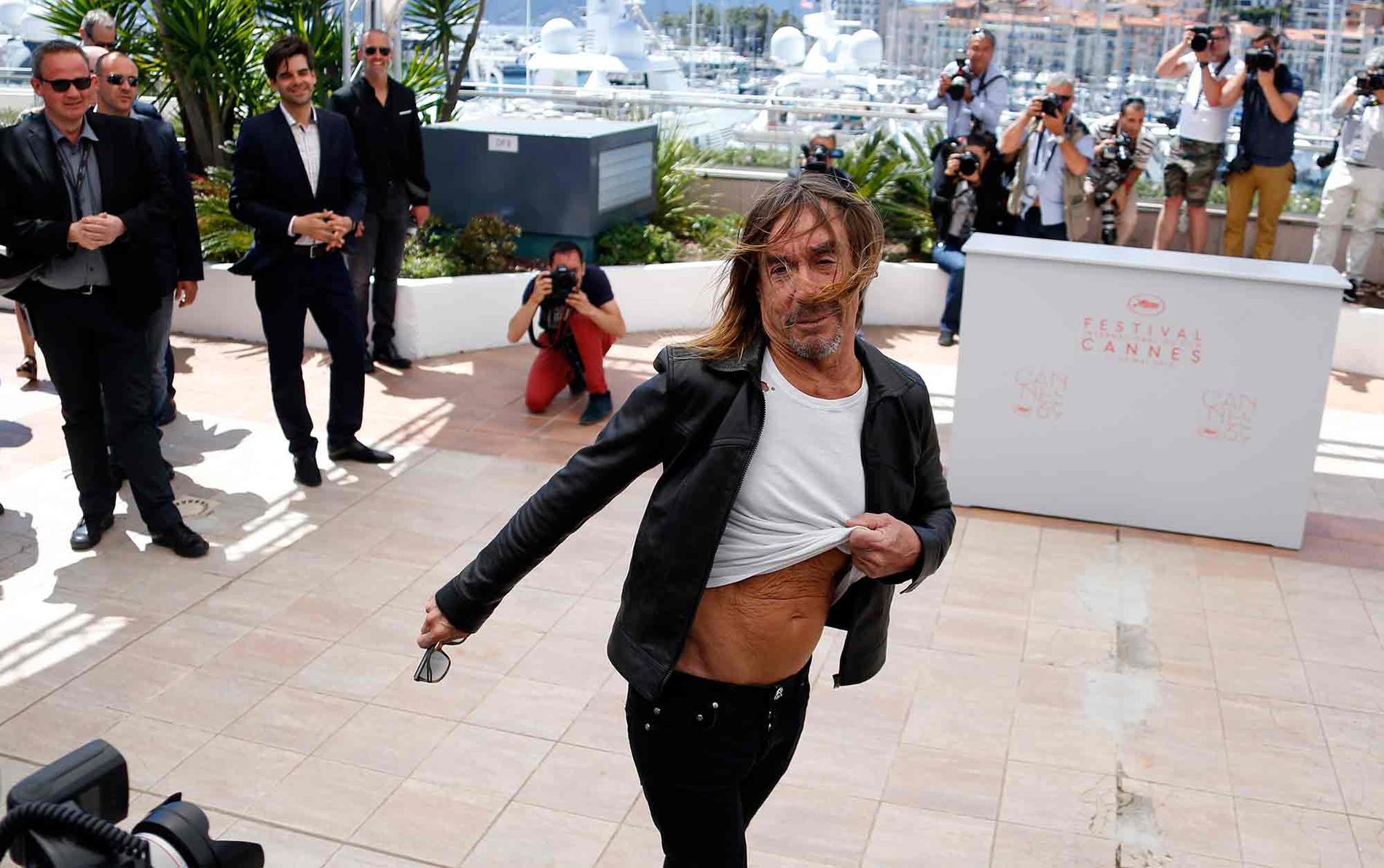 Ingen bar överkropp i Cannes, men Iggy Pop passade ändå på att visa upp magen.