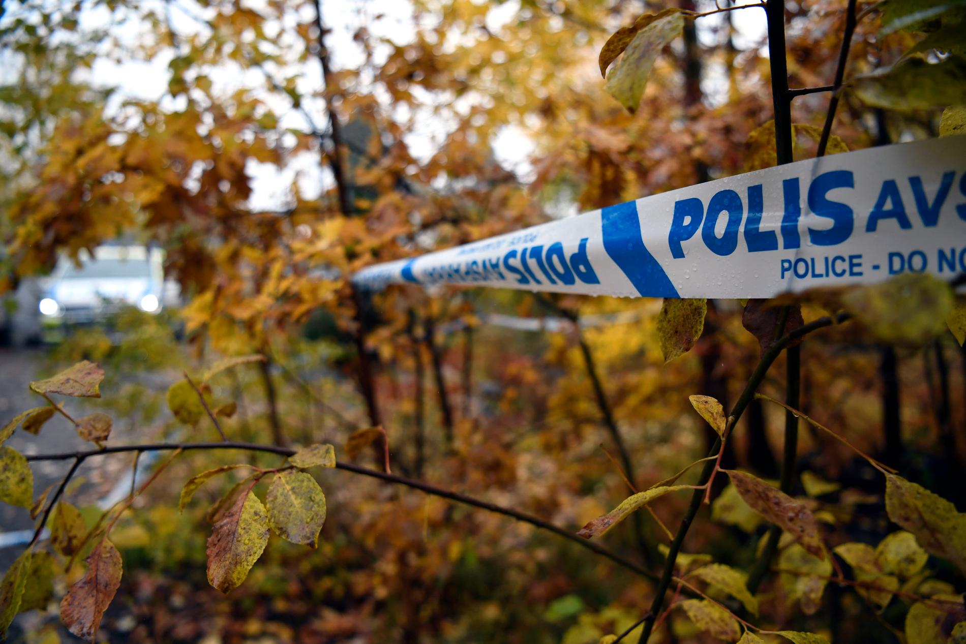 Polisen undersökte under måndagsmorgonen en sommarstuga i södra Stockholm som möjlig mordplats.